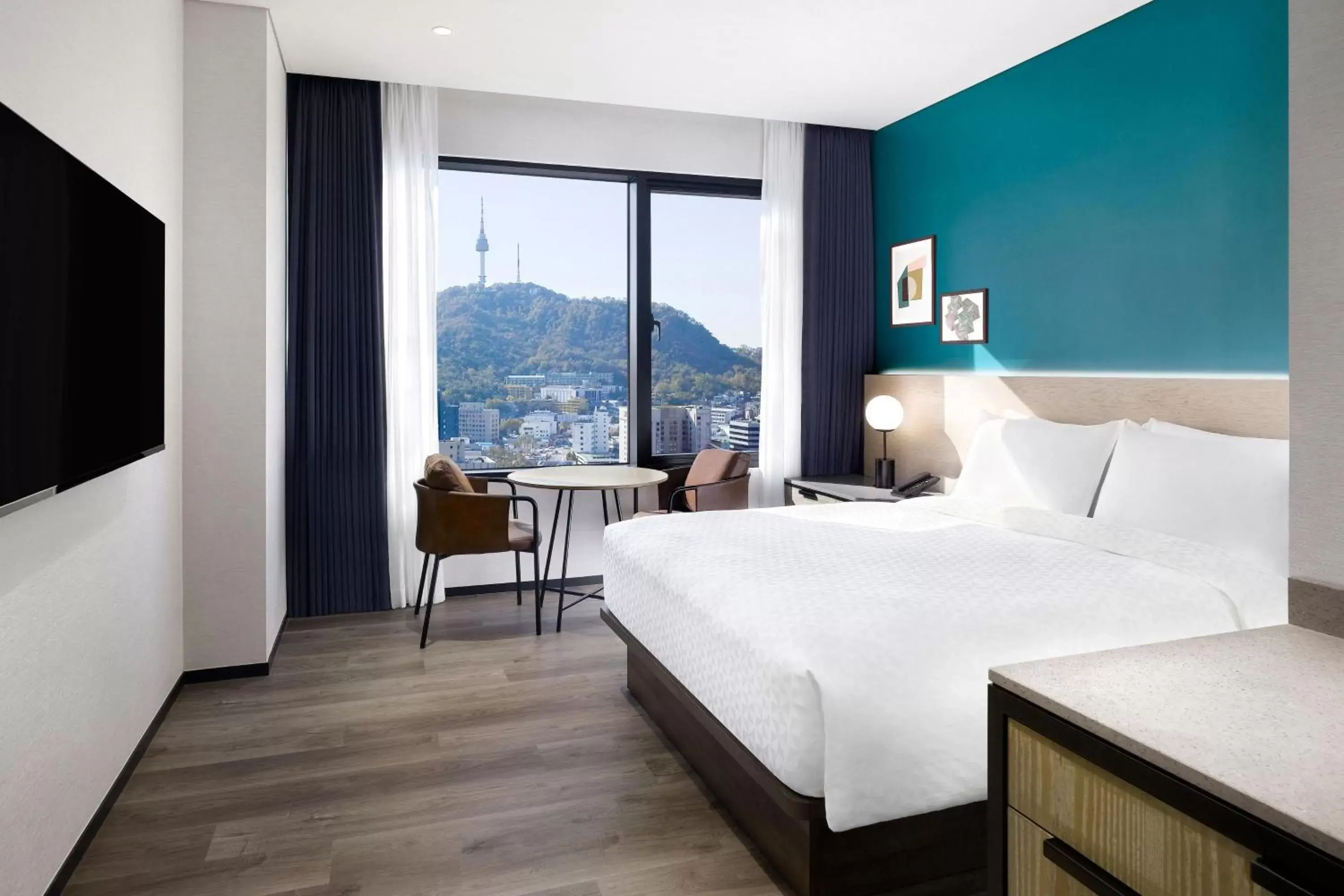 Photo of the whole room, Mountain View in Four Points by Sheraton Josun, Seoul Myeongdong