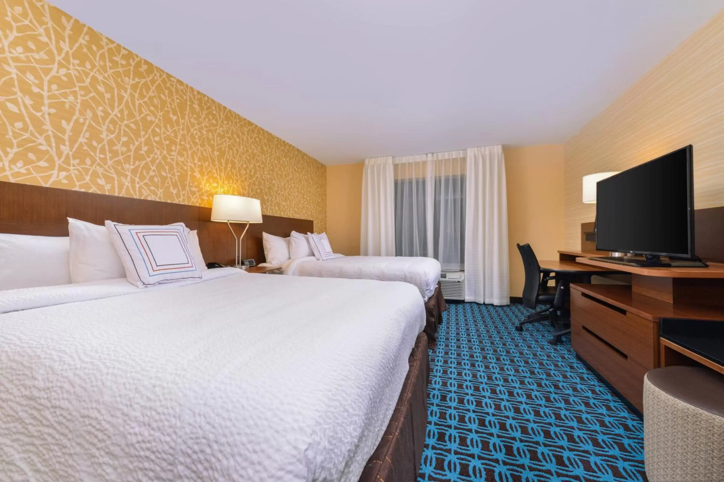 Photo of the whole room, Bed in Fairfield Inn & Suites by Marriott Coralville