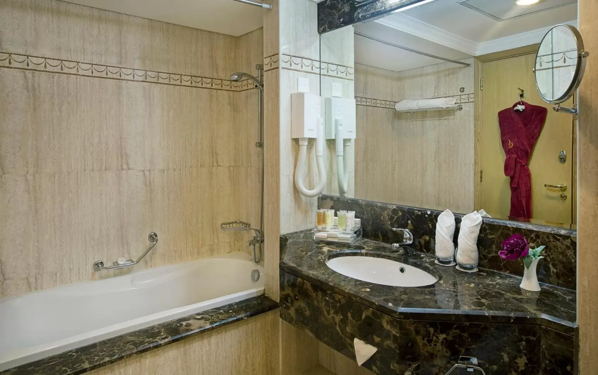 Bathroom in City Seasons Hotel Dubai