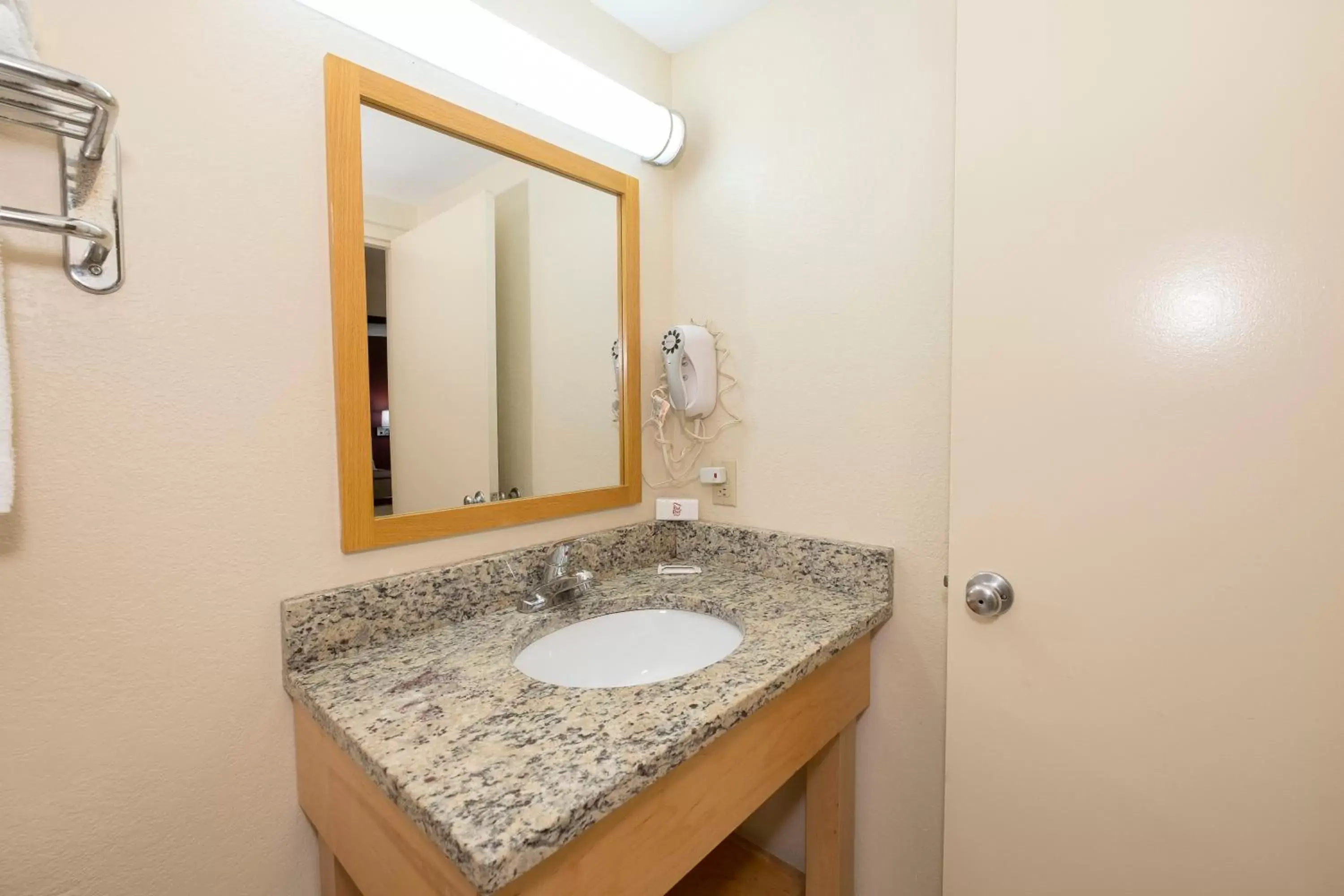 Bathroom in Red Roof Inn Knoxville Central – Papermill Road