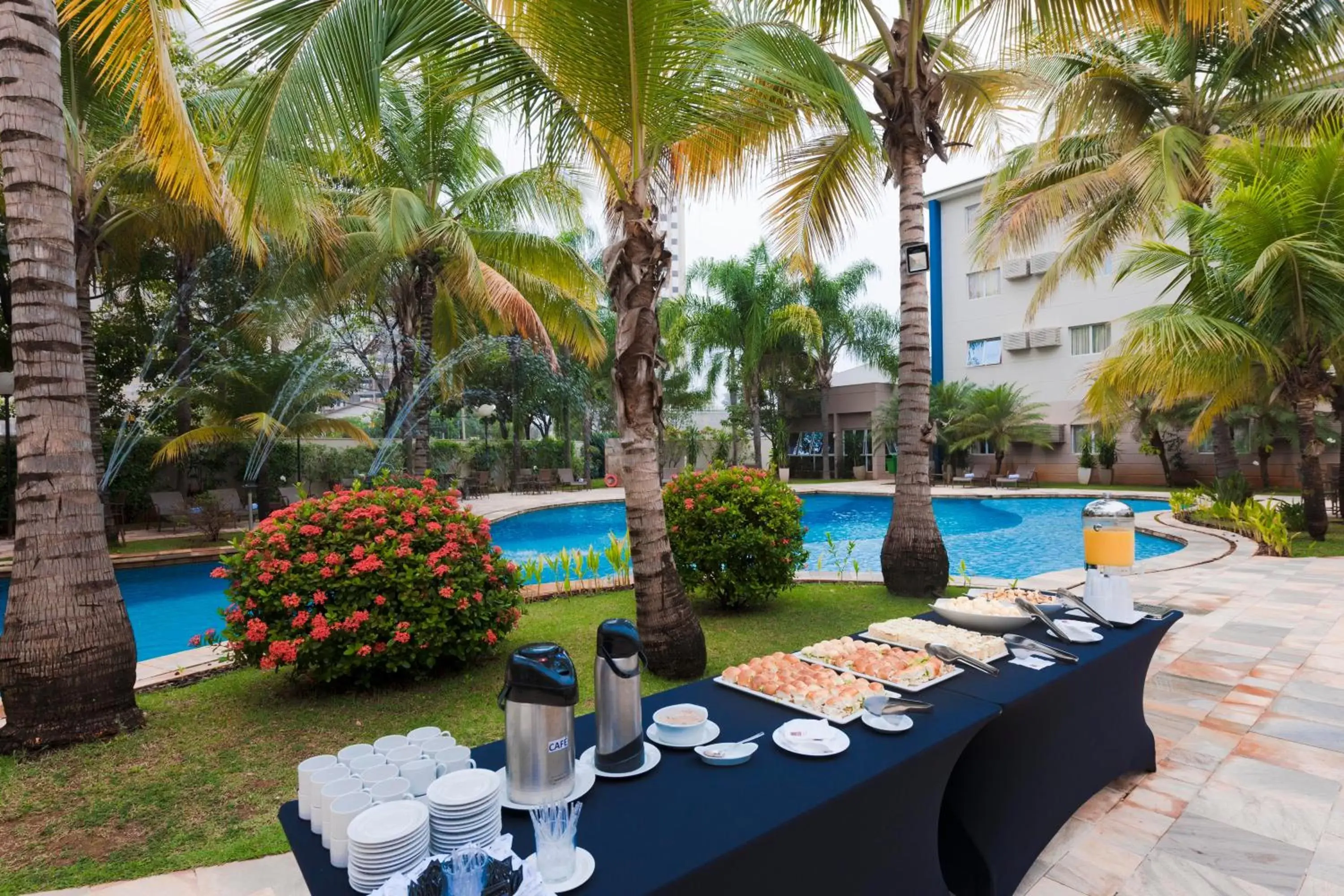 Food, Swimming Pool in Comfort Suites Flamboyant Goiânia