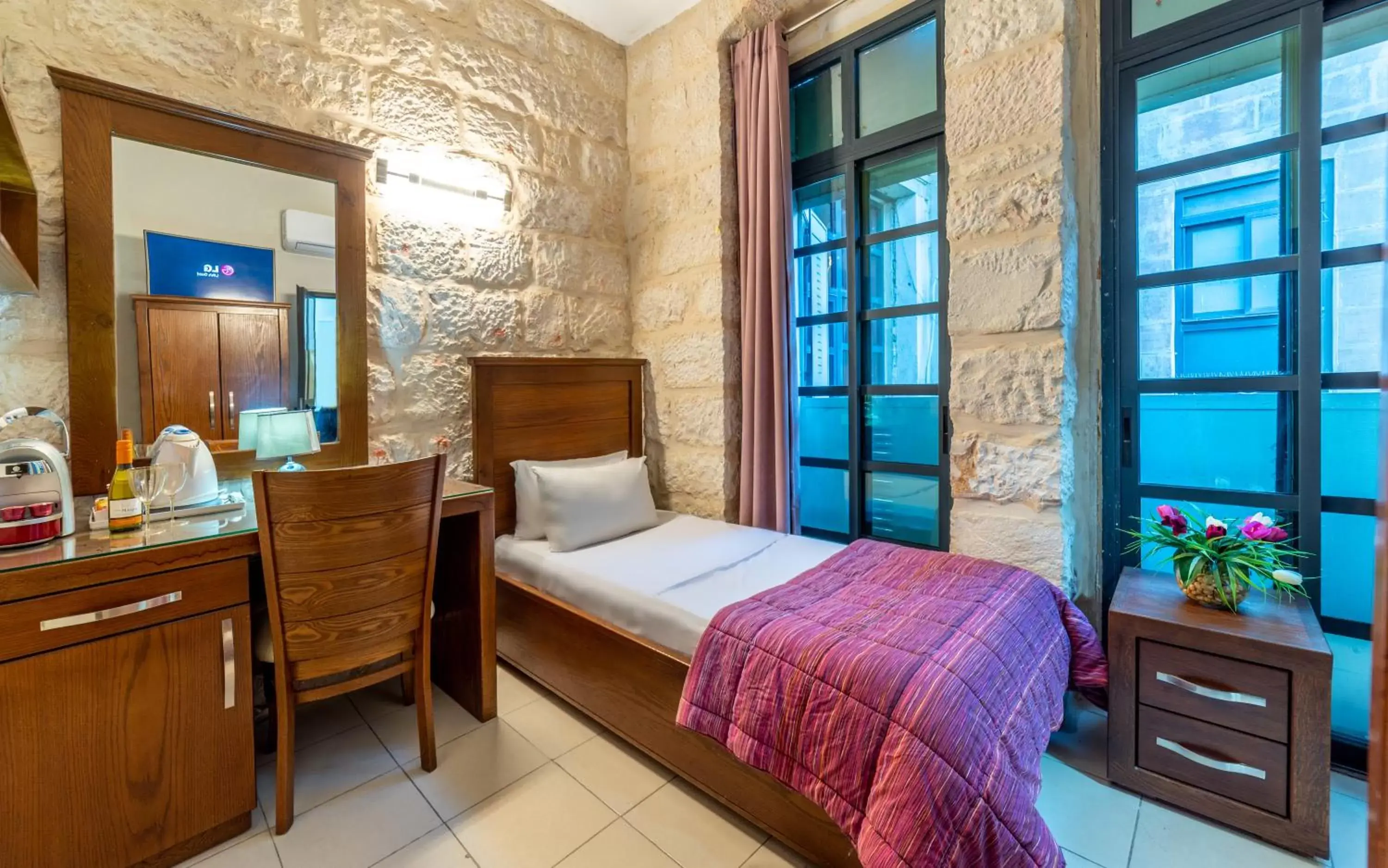 Standard Single Room in New Imperial Hotel Standard Single Room in New Imperial Hotel