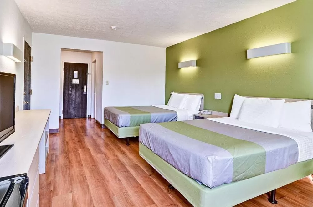 Bed in Economy Inn Pittsburgh Airport