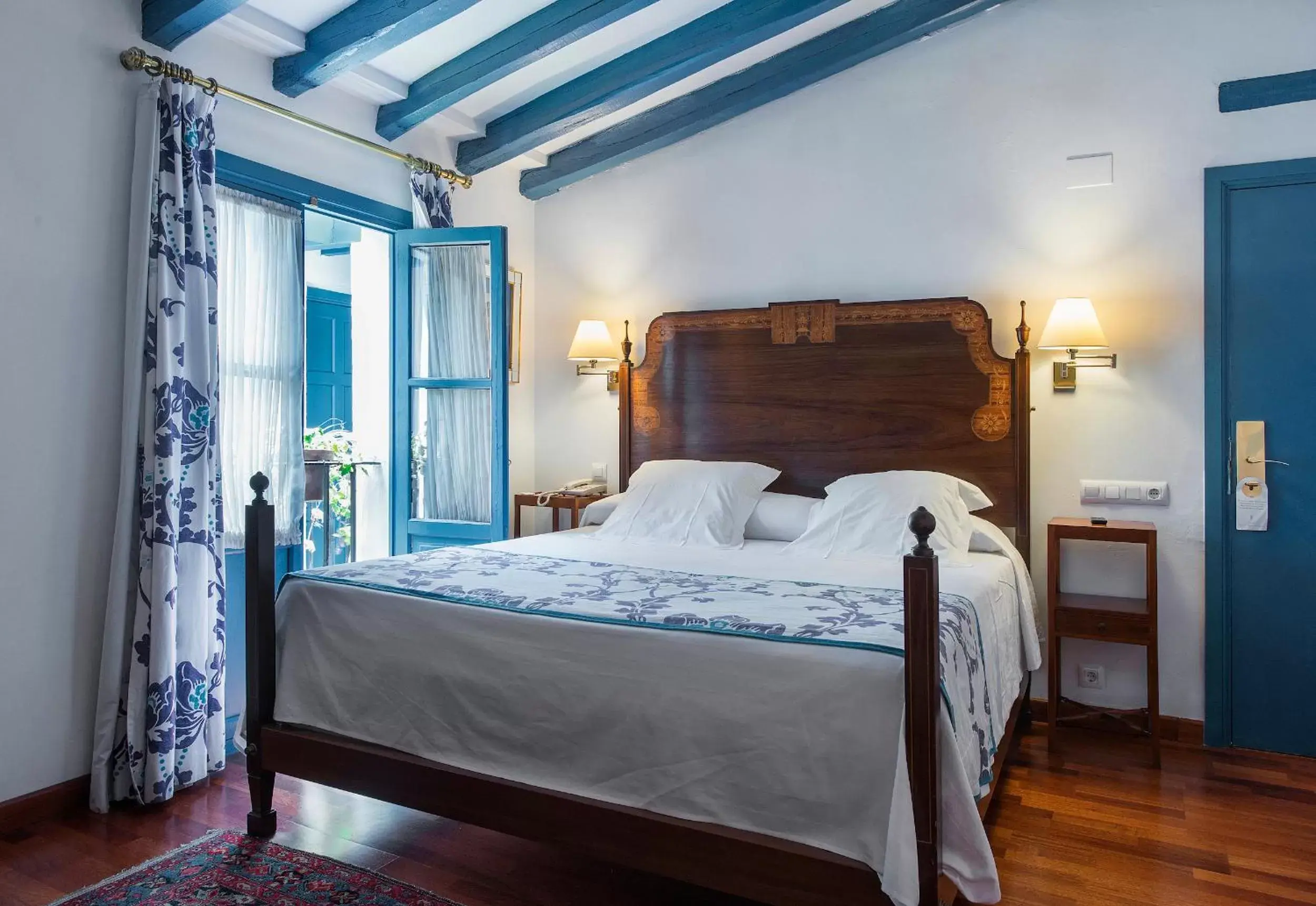 Photo of the whole room, Bed in Hotel Las Casas de la Judería