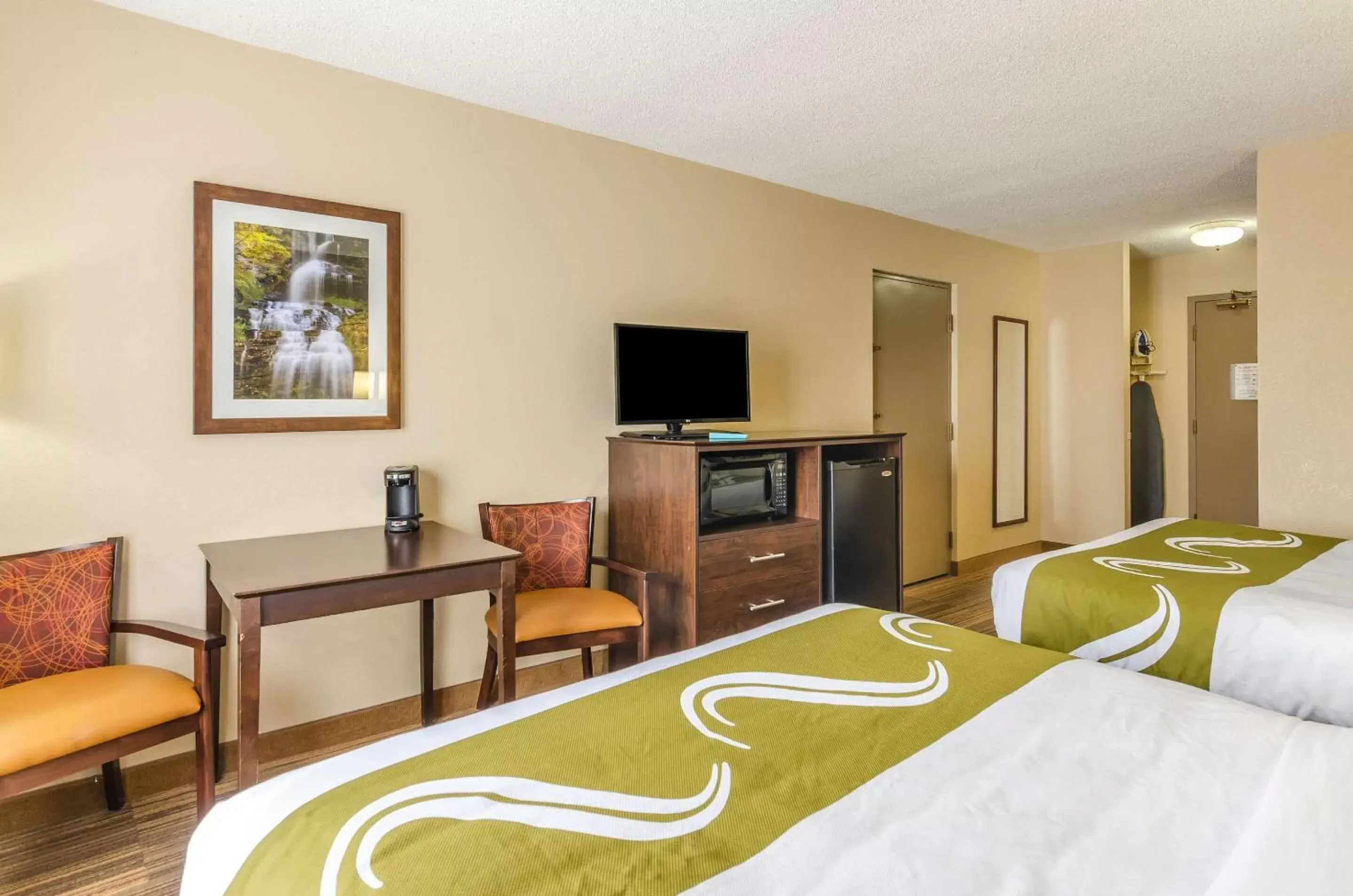 Photo of the whole room, TV/Entertainment Center in Quality Inn Radford-West Blacksburg I-81