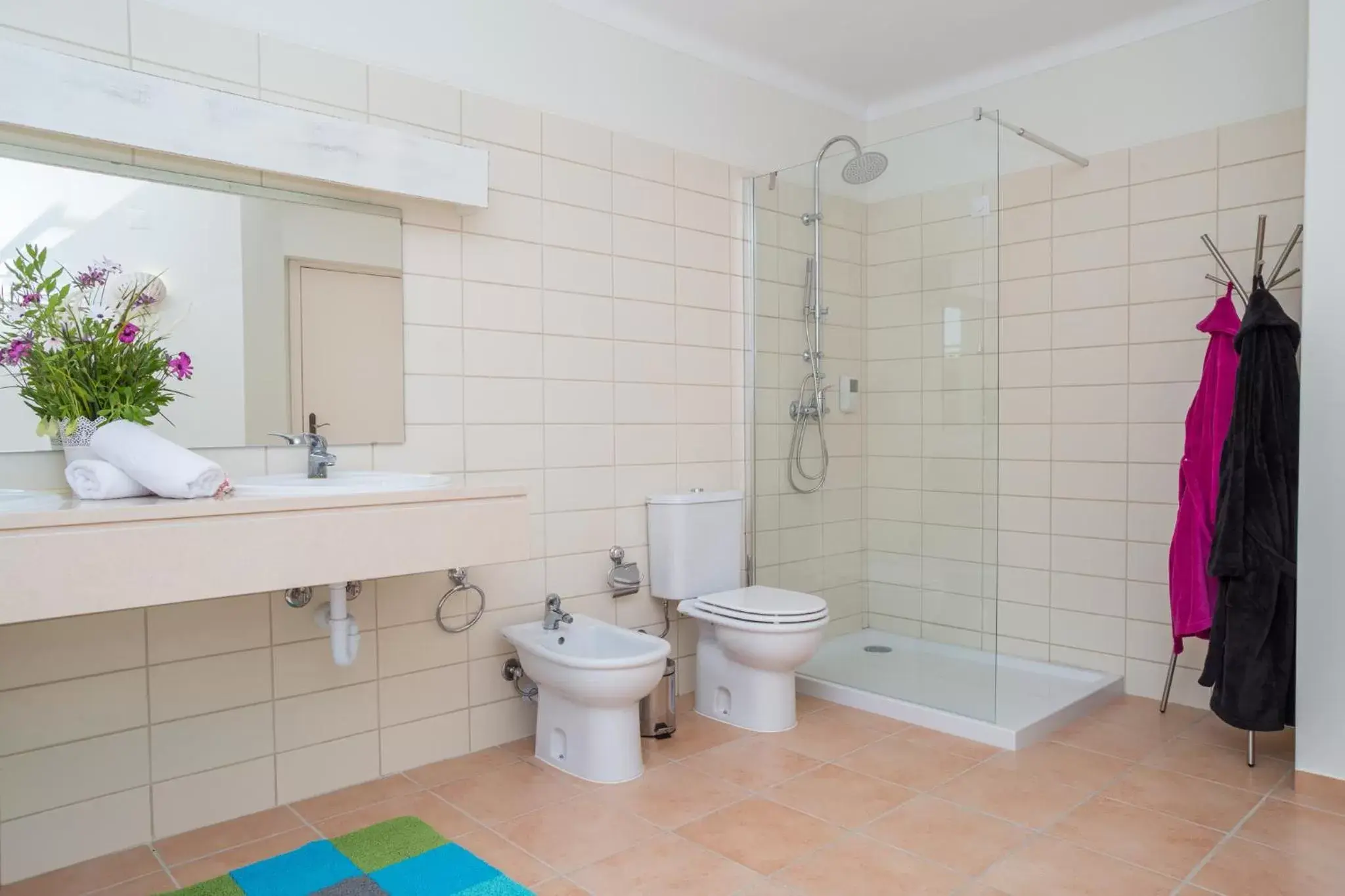 Shower, Bathroom in Colina da Lapa & Villas