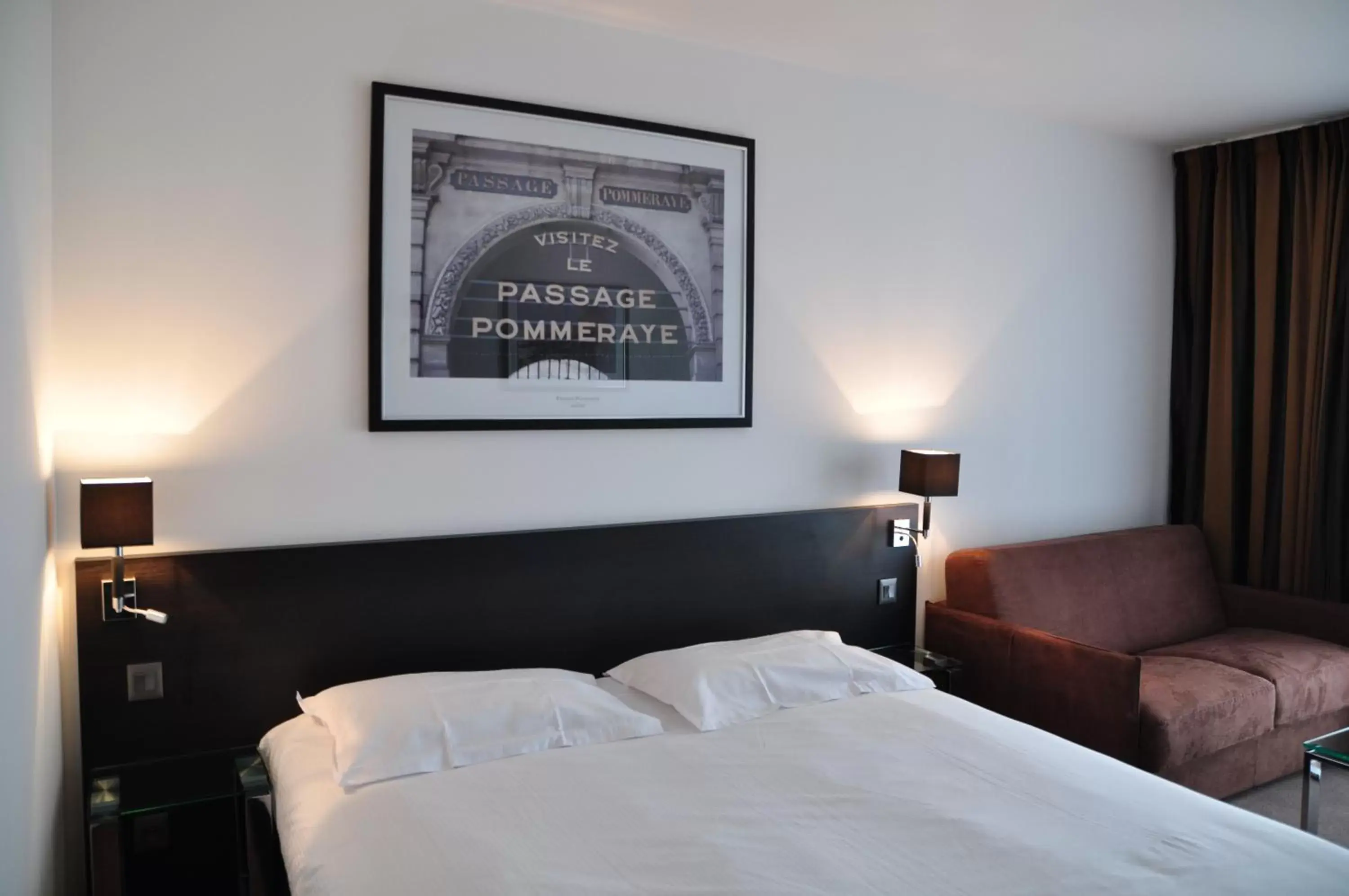 Bedroom, Bed in Golden Tulip Nantes Carquefou Suite