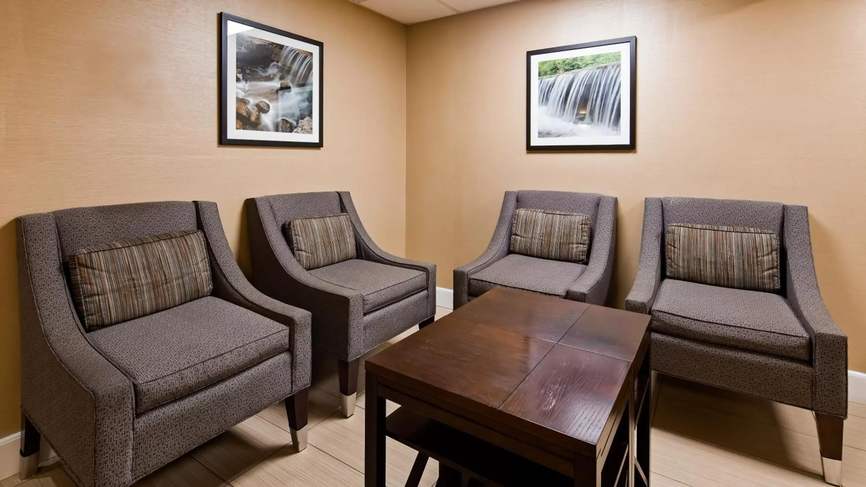 Lobby or reception, Seating Area in Best Western Airport Inn