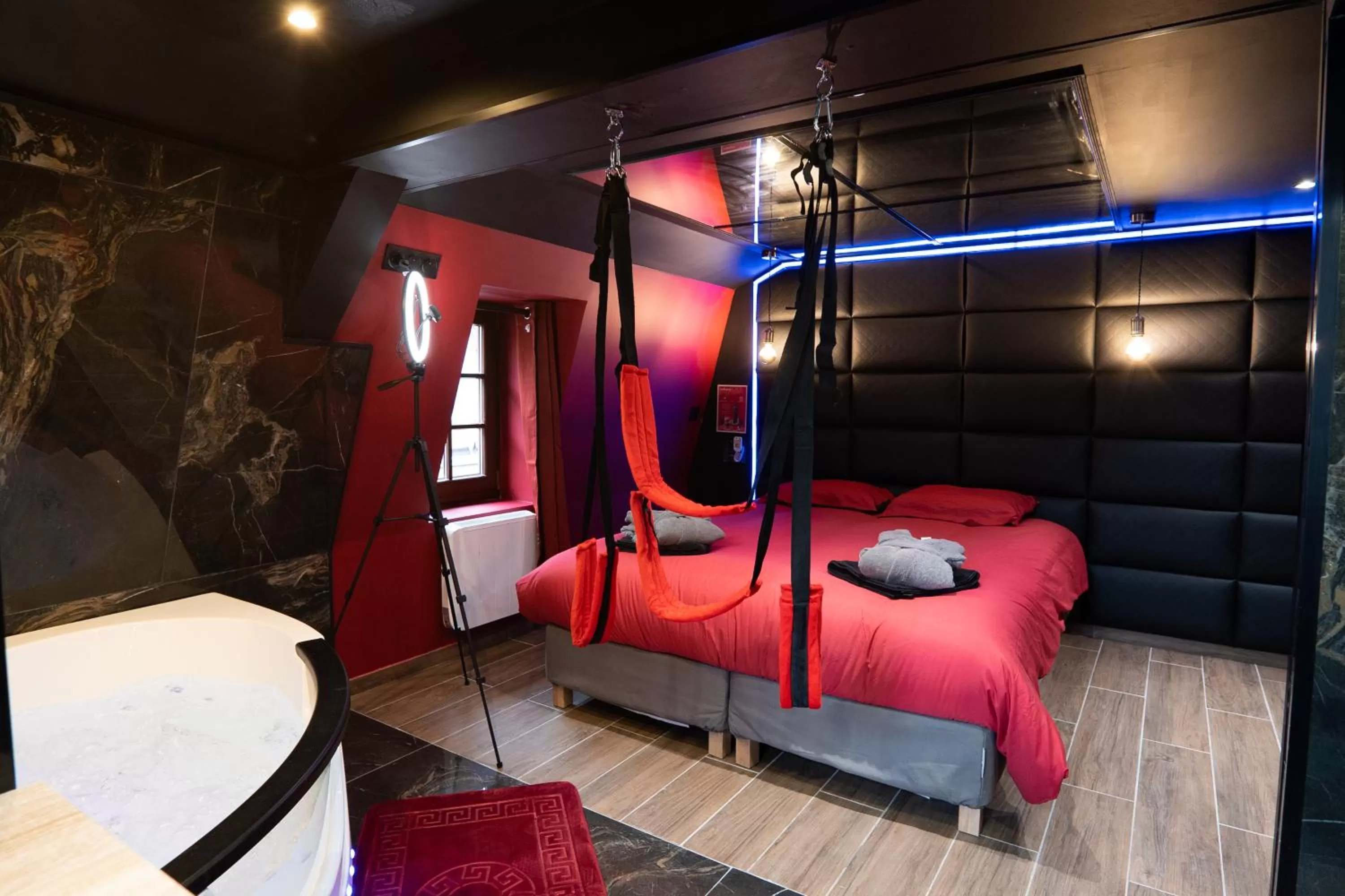 Photo of the whole room, Bed in Capsule Secret - Jacuzzi - Netflix & Home cinéma - Jeux de couple - Barre de pole dance