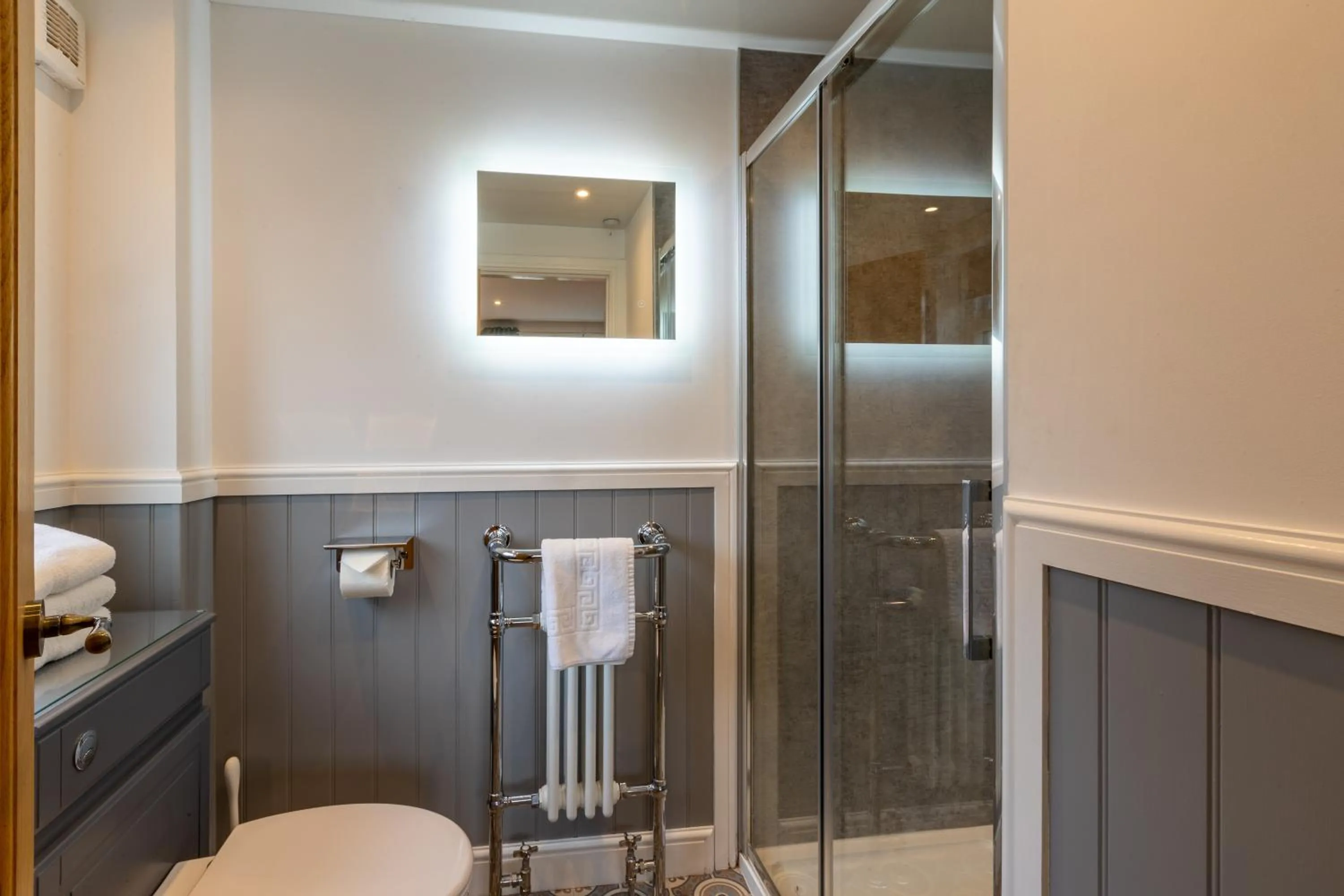 Bathroom in Holly Lodge Guest House with FREE off site health club