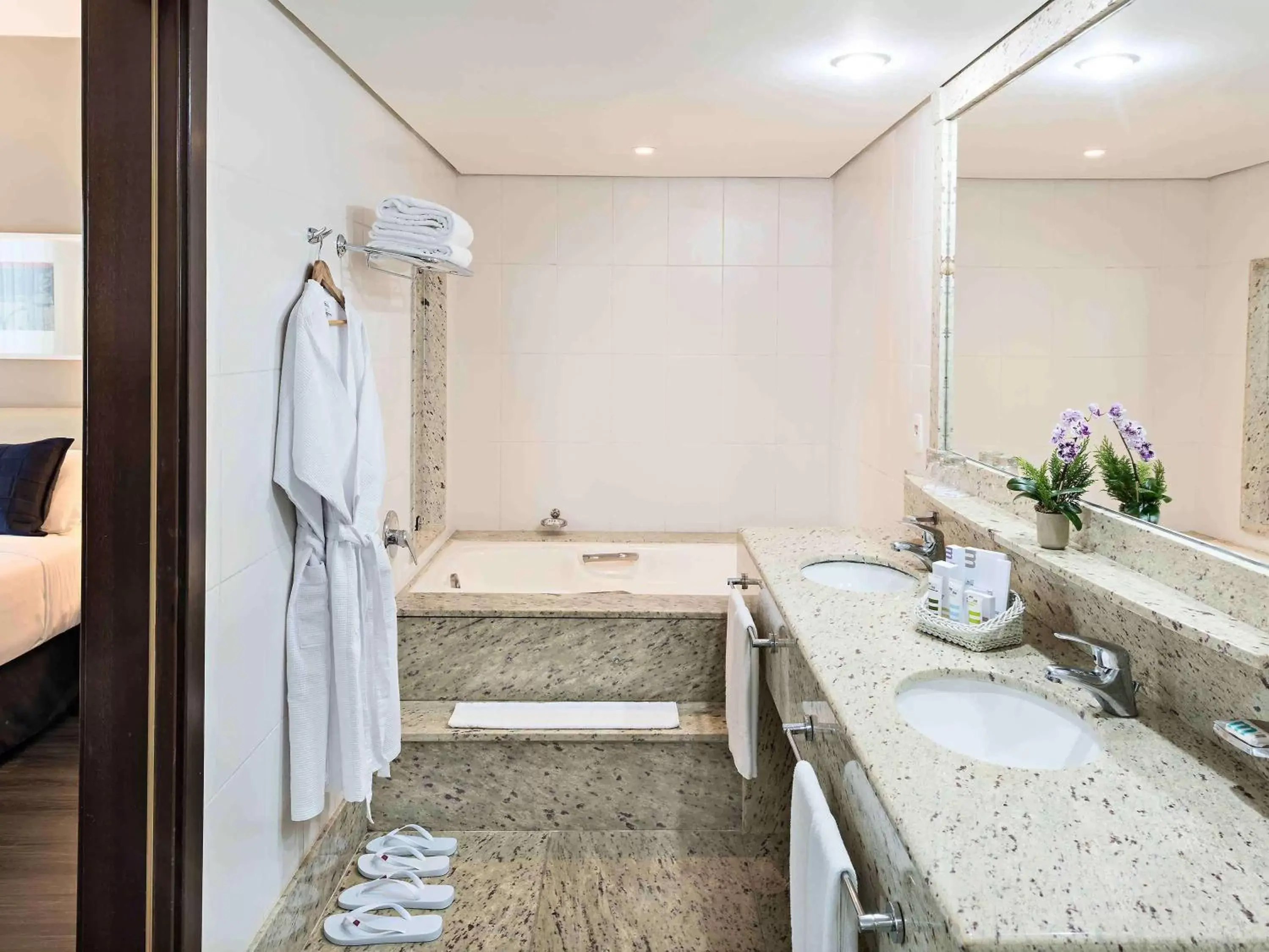 Photo of the whole room, Bathroom in Caesar Business Belo Horizonte Belvedere