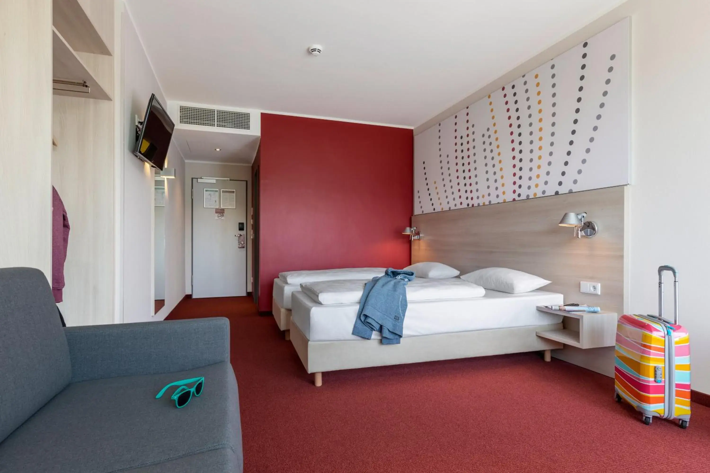 Photo of the whole room, Bed in Serways Hotel Remscheid