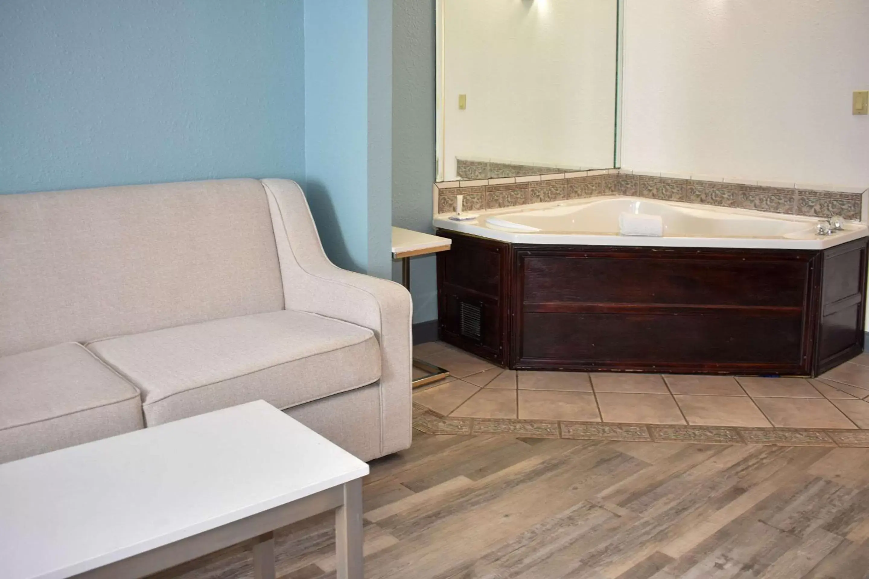 Bedroom, Seating Area in Clarion Pointe Vidalia - Lyons West