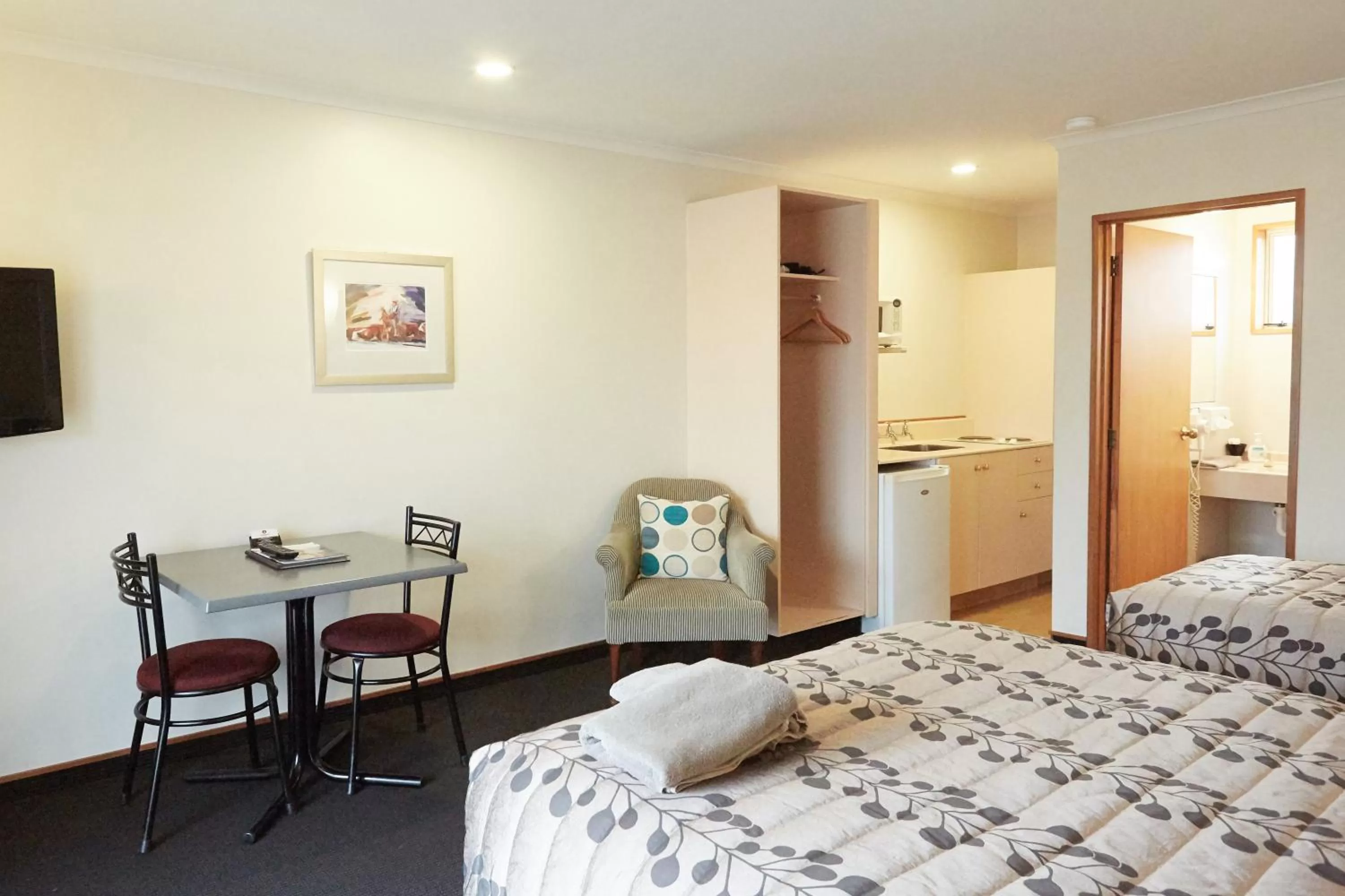 Bed in Admiral Court Motel & Apartments