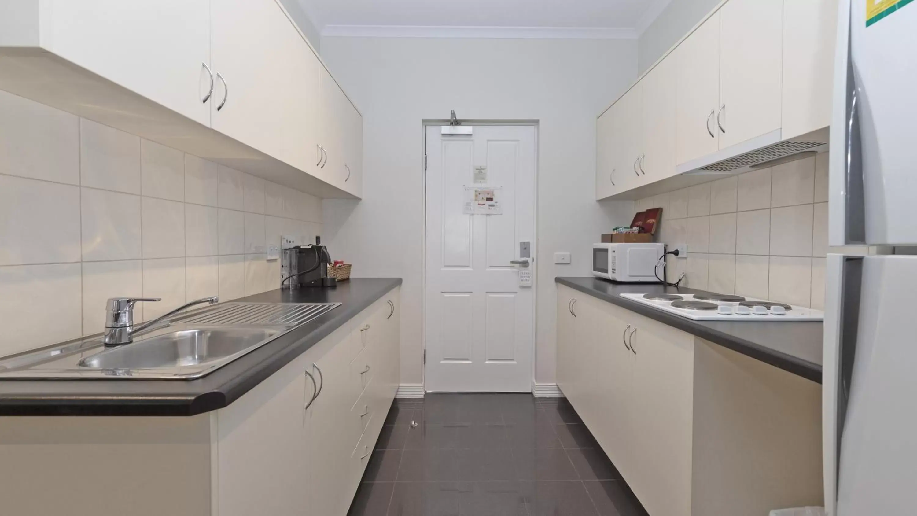 Coffee/tea facilities, Kitchen/Kitchenette in Lake Inn - Ballarat