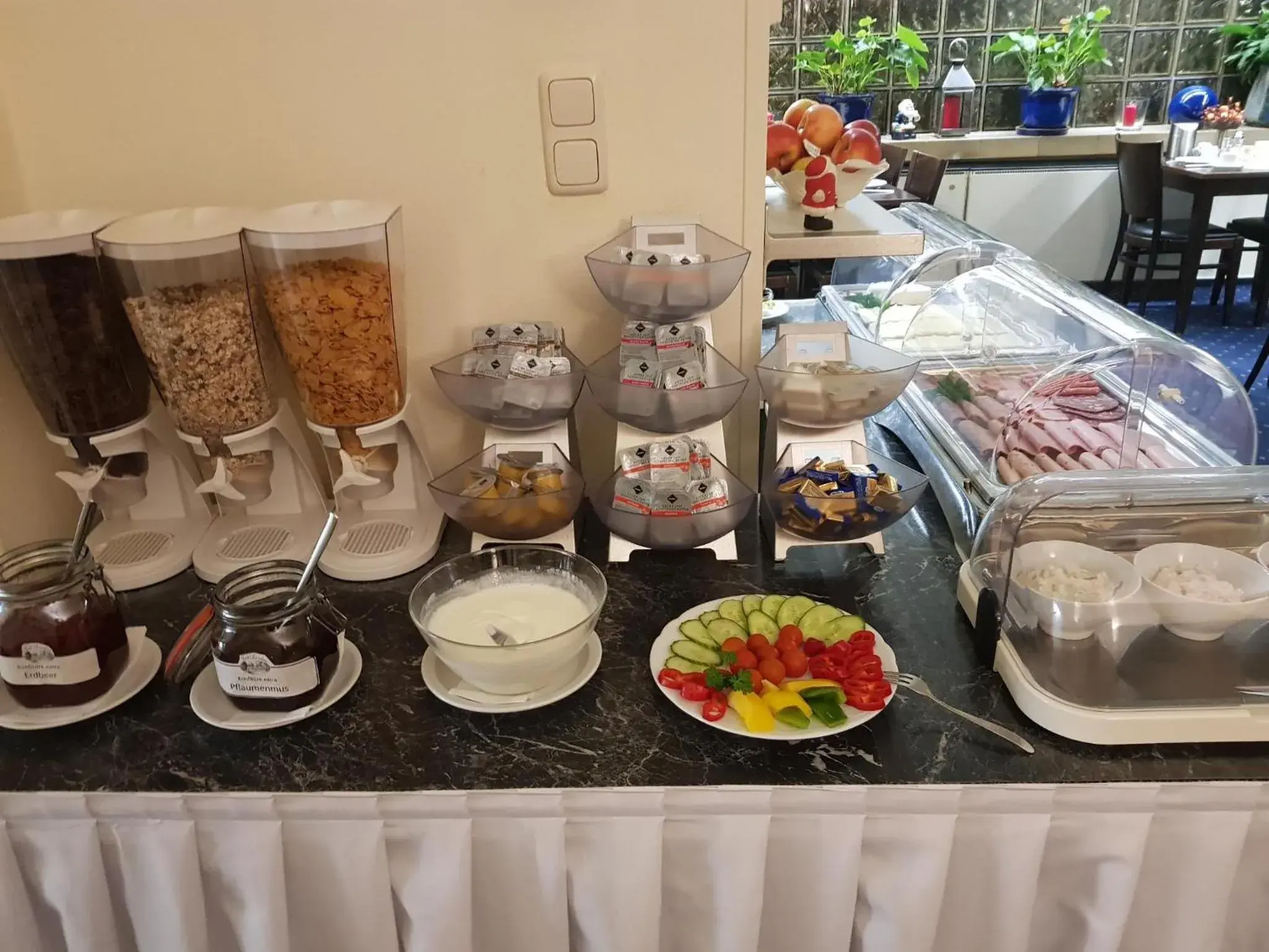 Breakfast, Food in Centrum Hotel Commerz am Bahnhof Altona