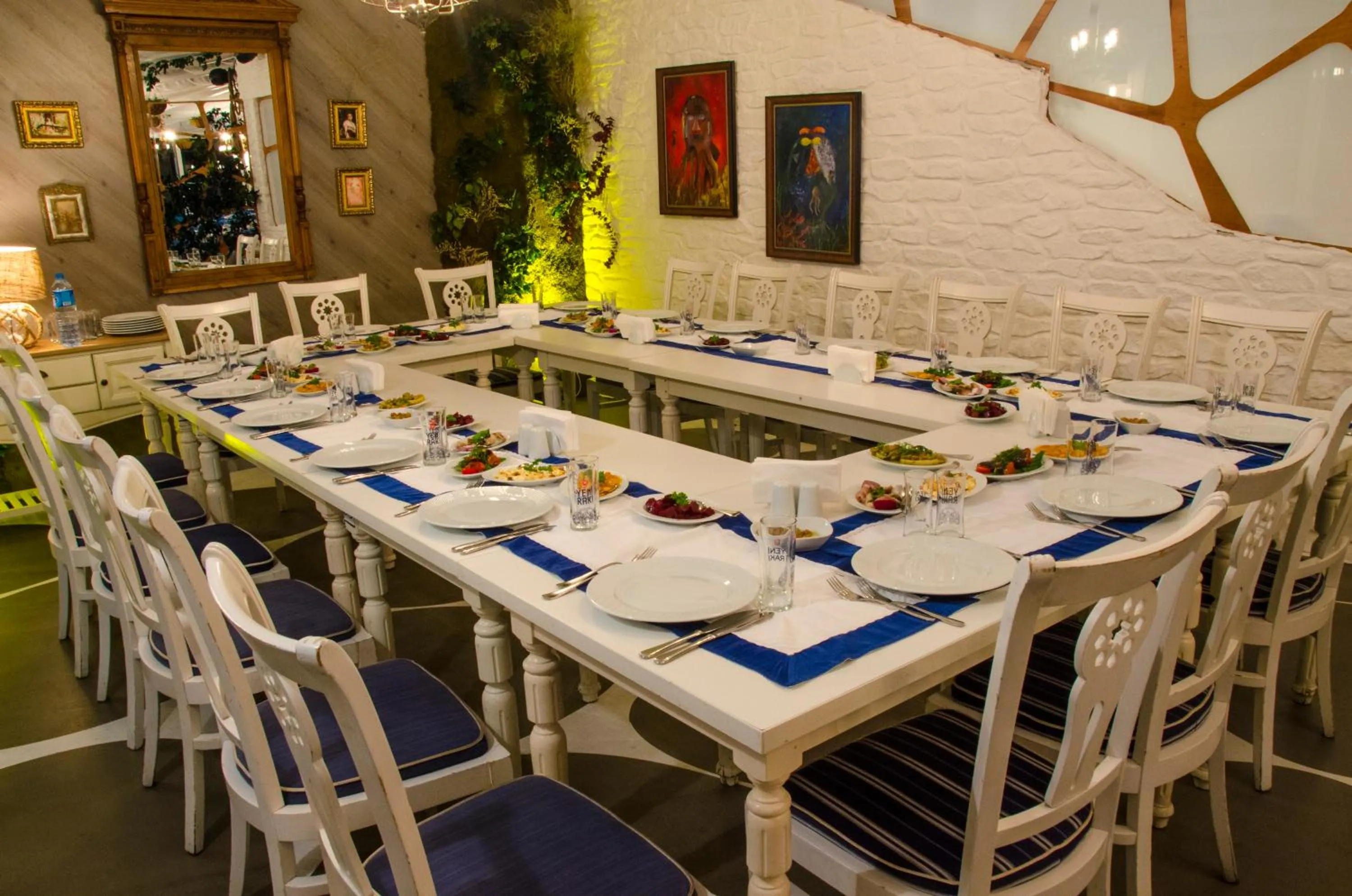 Food and drinks in Akol Hotel