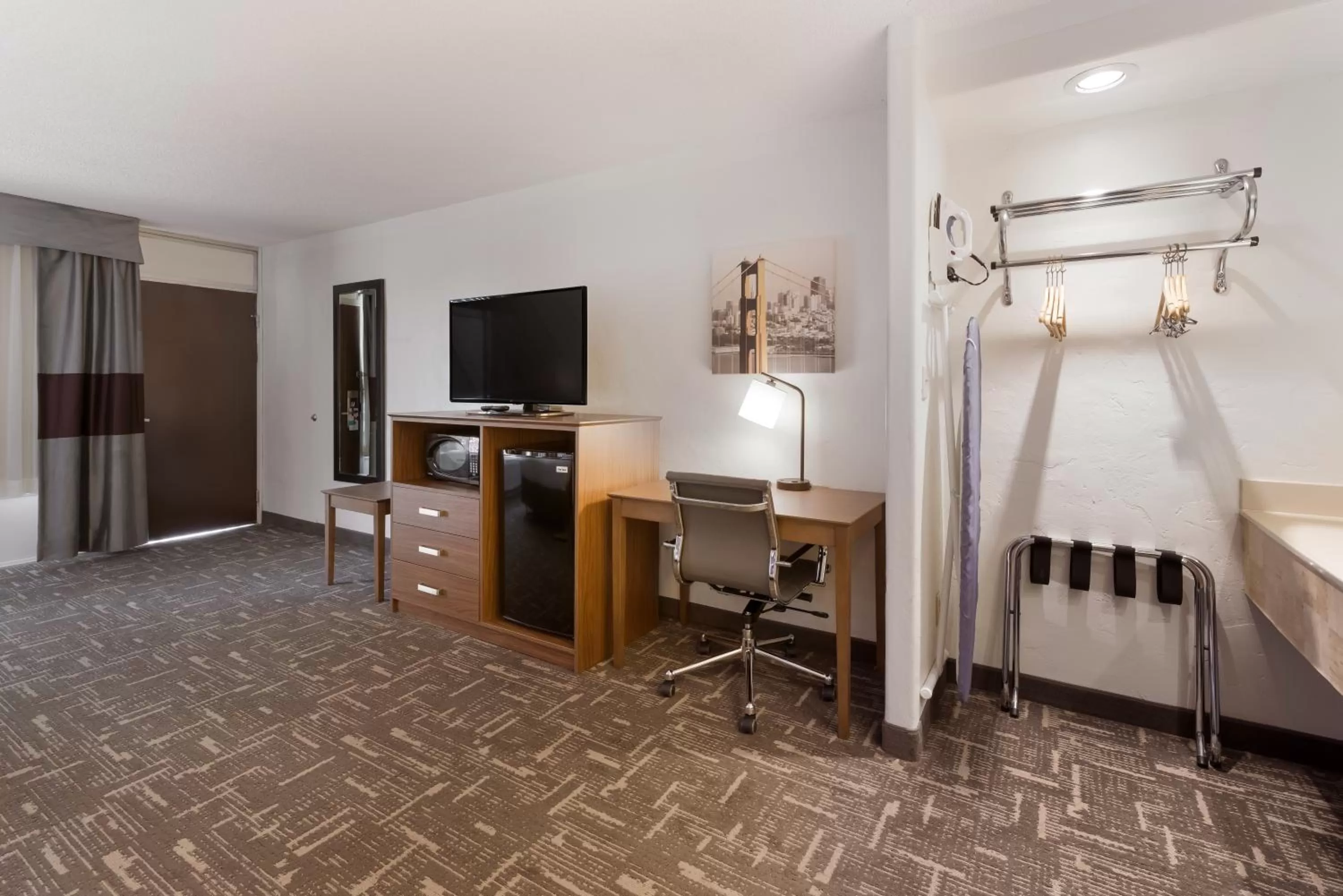 TV and multimedia, Bed in Clarion Hotel Concord-Walnut Creek