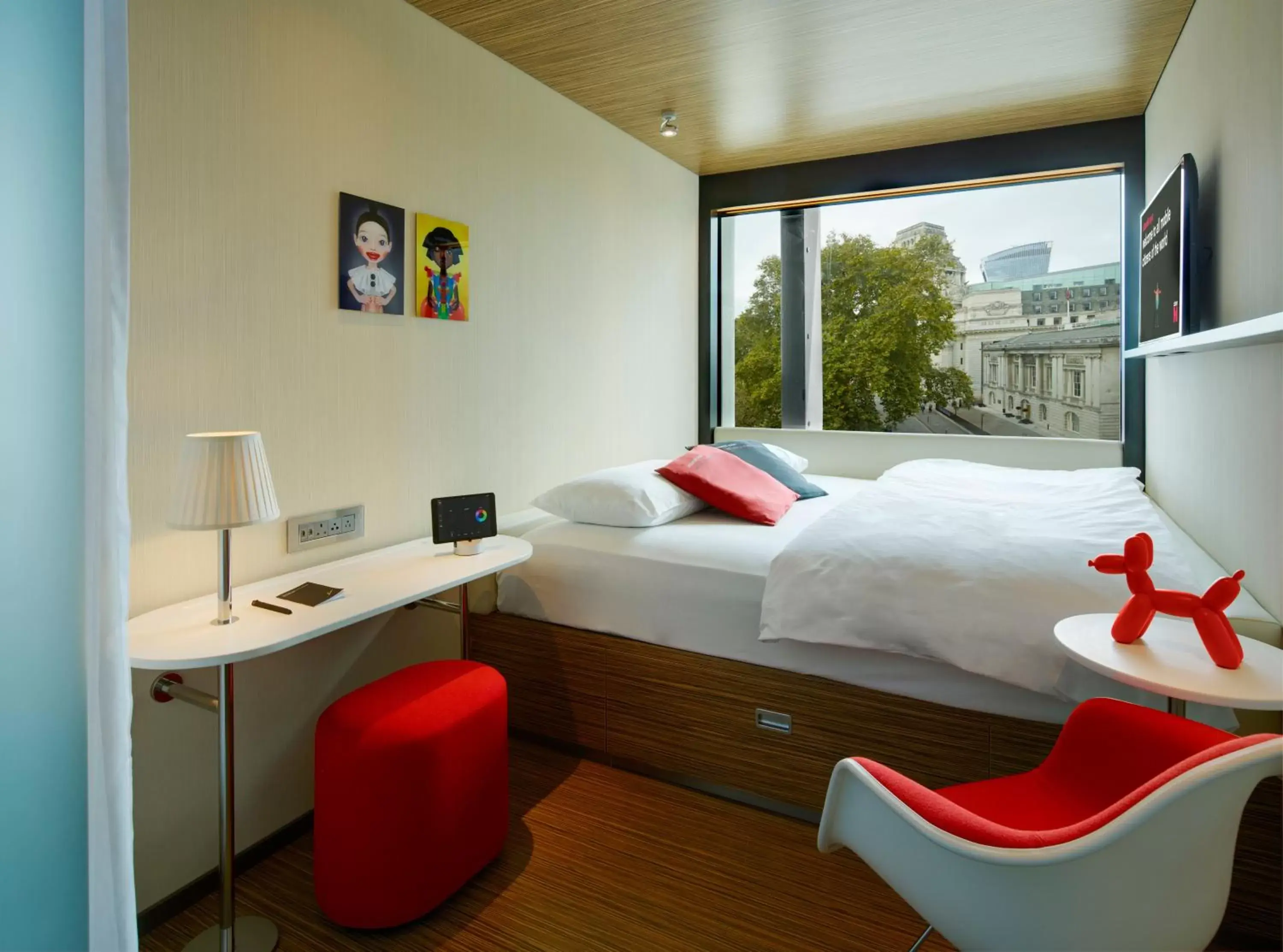 Photo of the whole room in citizenM Tower of London