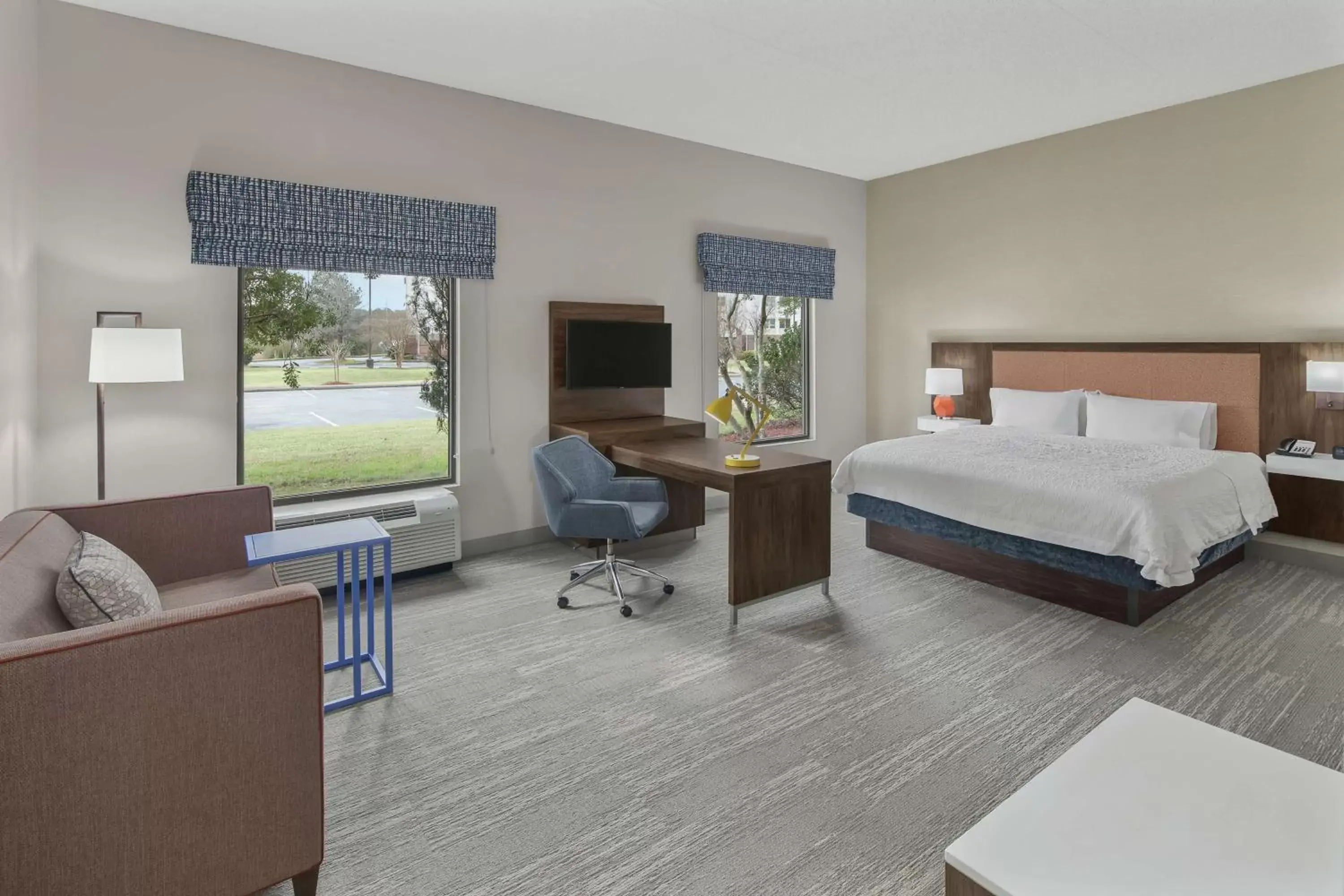 Bedroom in Hampton Inn & Suites Macon I-75 North