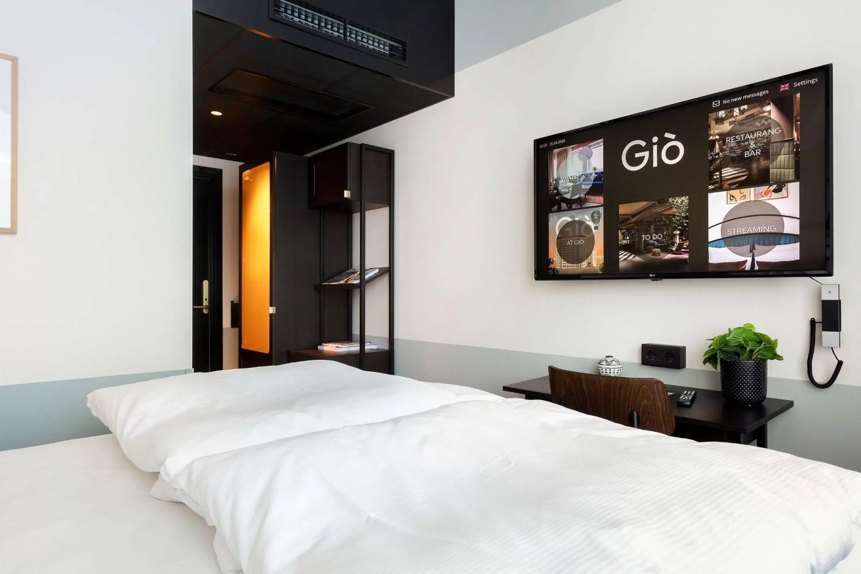 Photo of the whole room, TV/Entertainment Center in Hotel Giò; BW Signature Collection