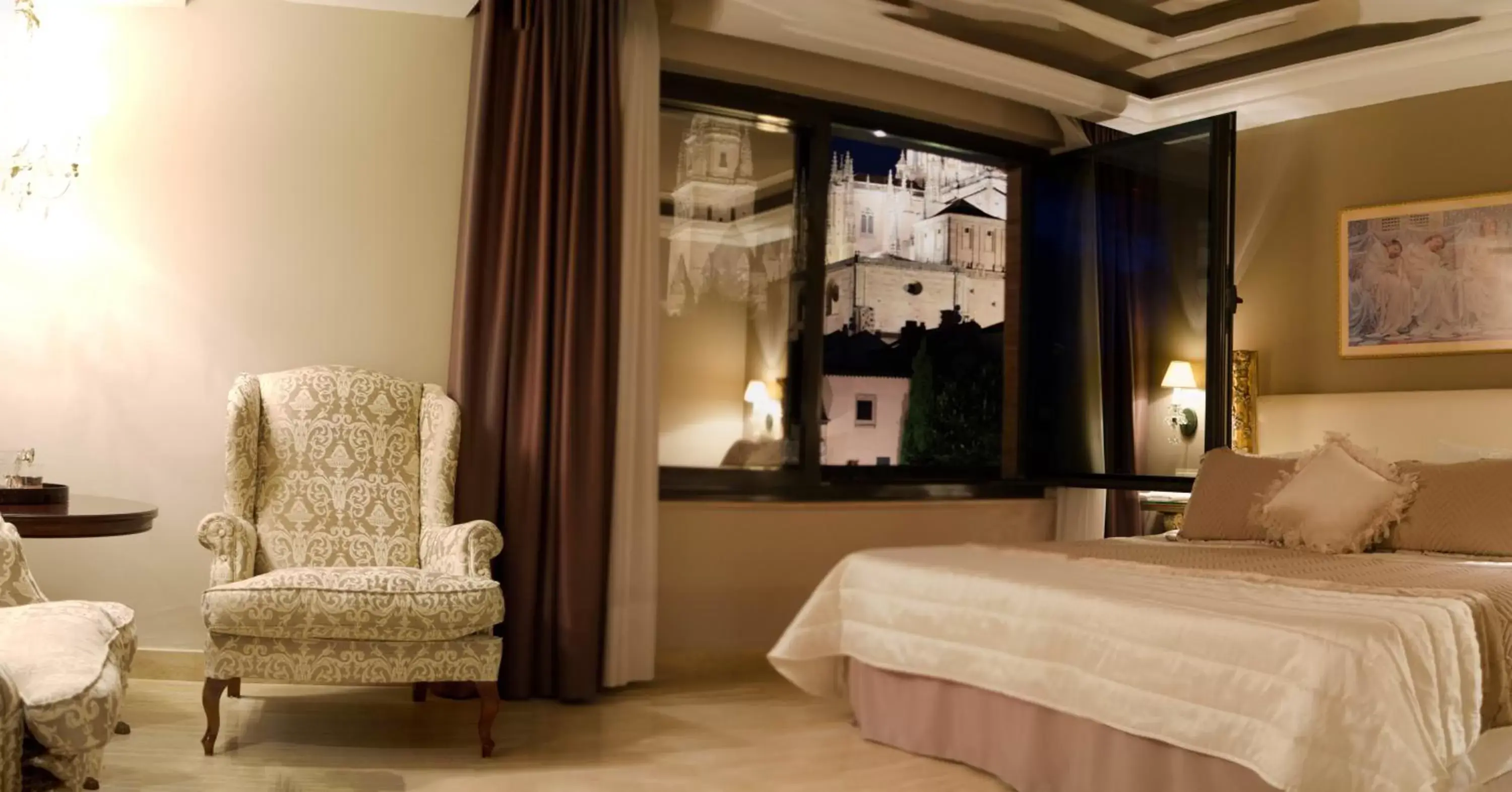 Bed, Nearby Landmark in Hotel San Polo