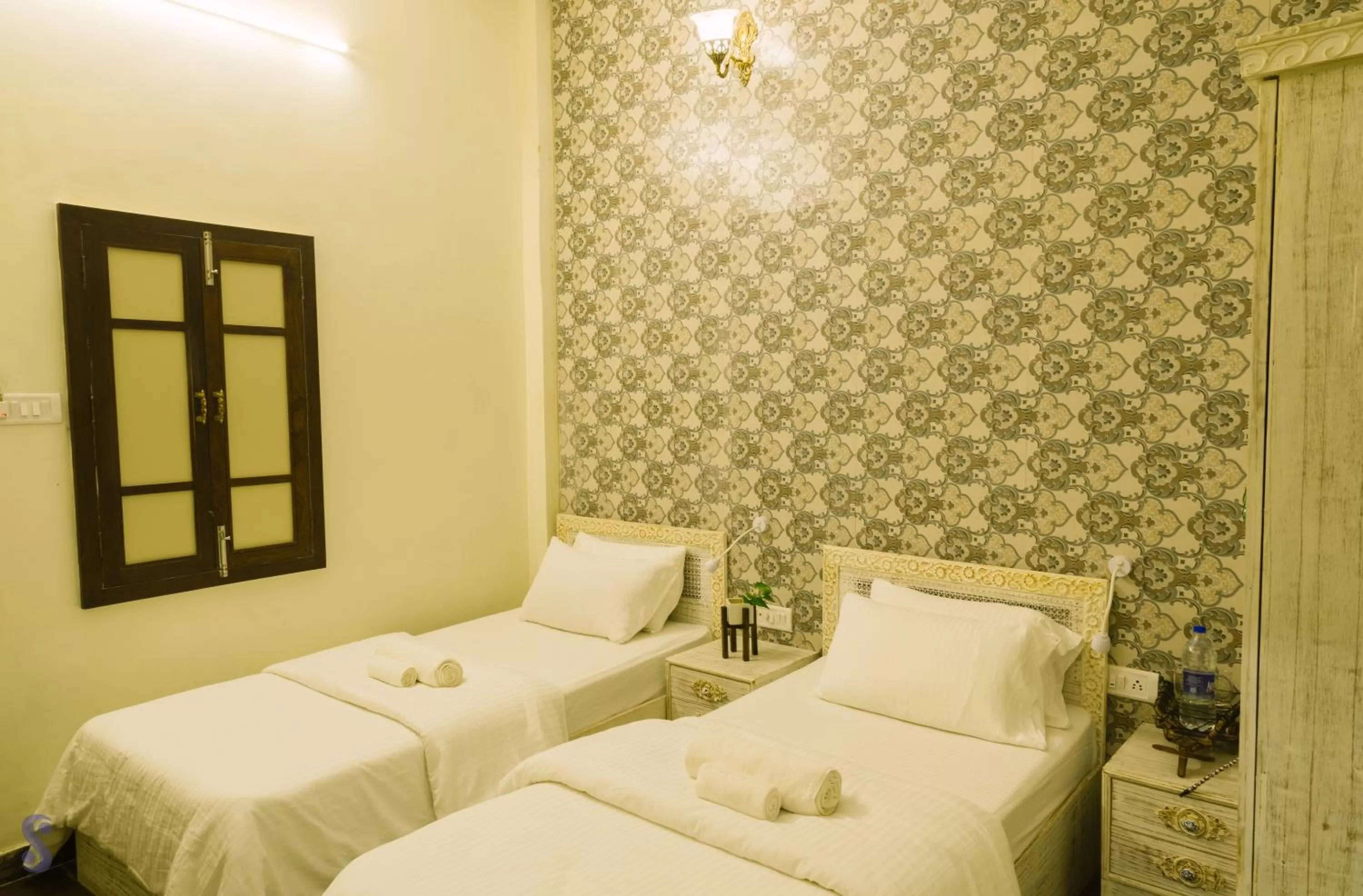 Bed in Safarnama Varanasi