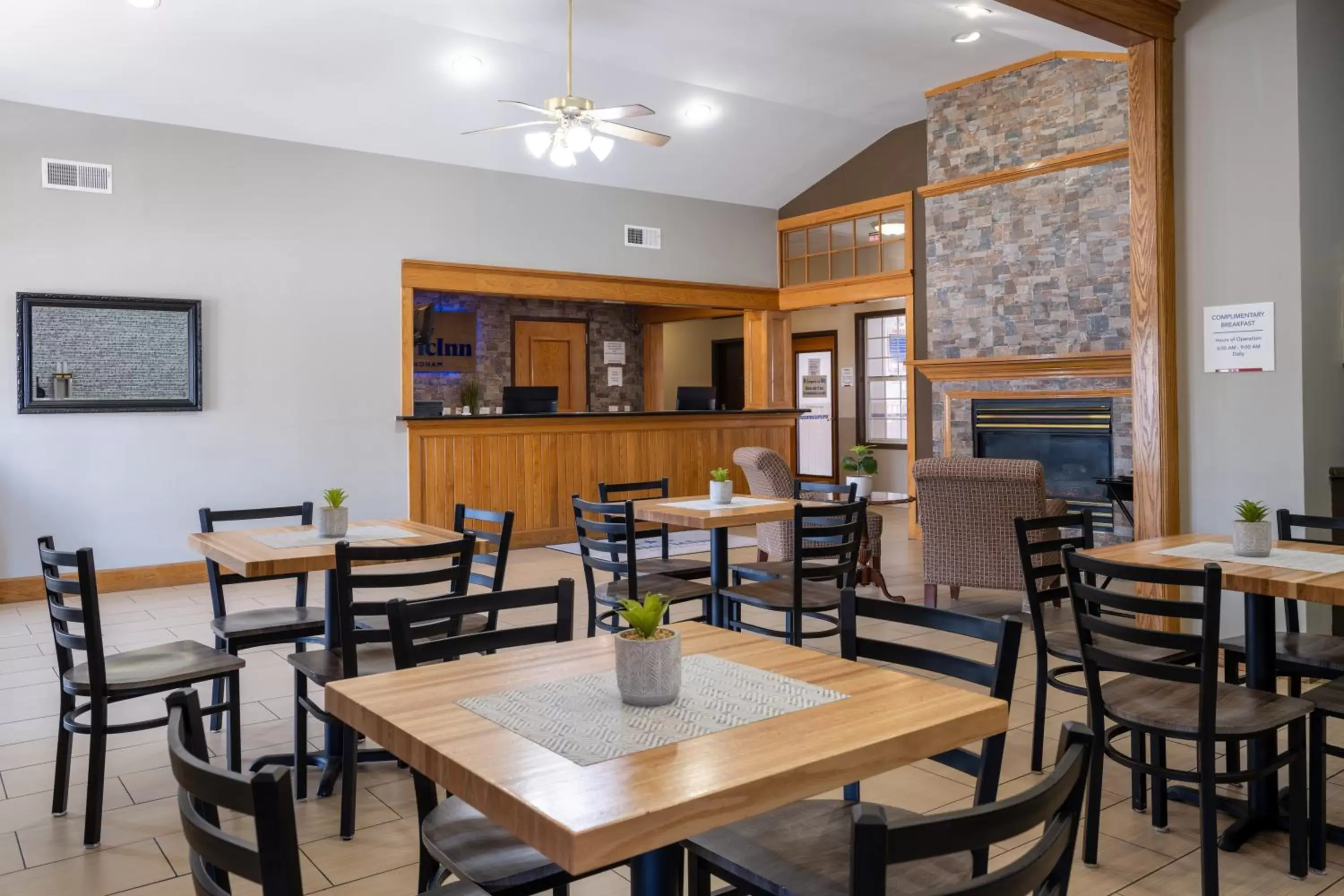 Breakfast, Restaurant/Places to Eat in AmericInn by Wyndham Cedar Rapids North