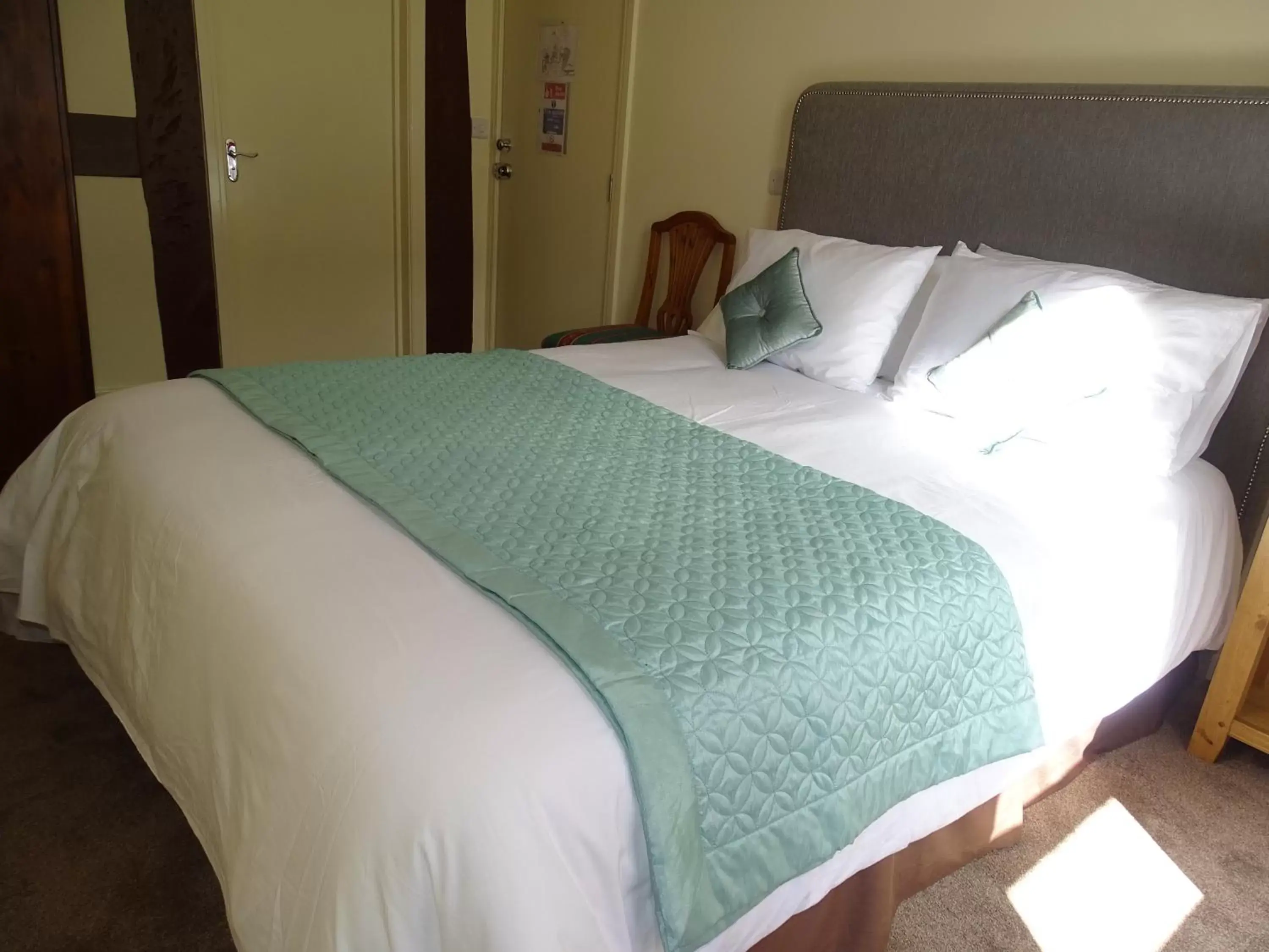 Bed in Ellesmere Hotel