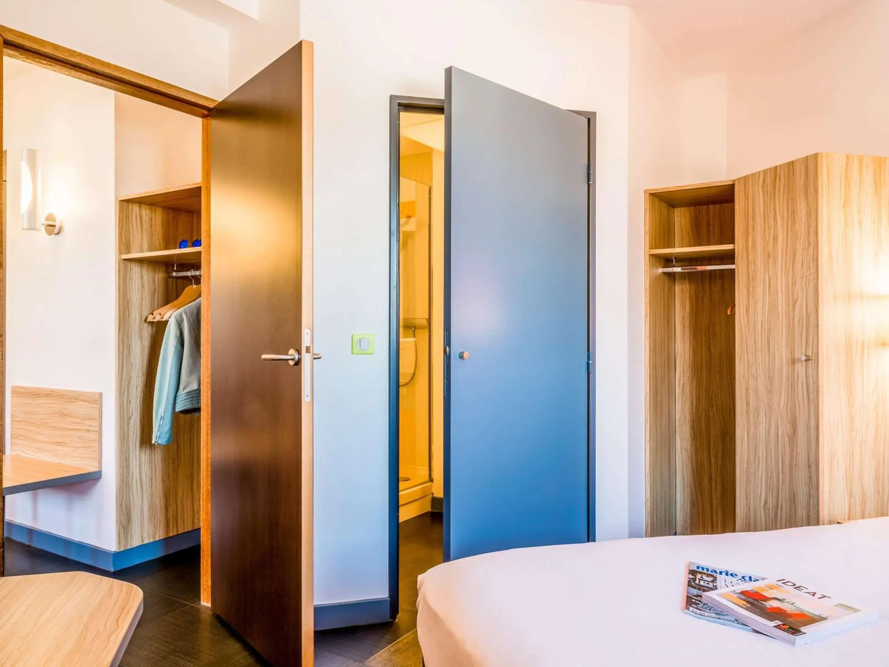 Bedroom, Bathroom in ibis Styles Romans-Valence Gare TGV