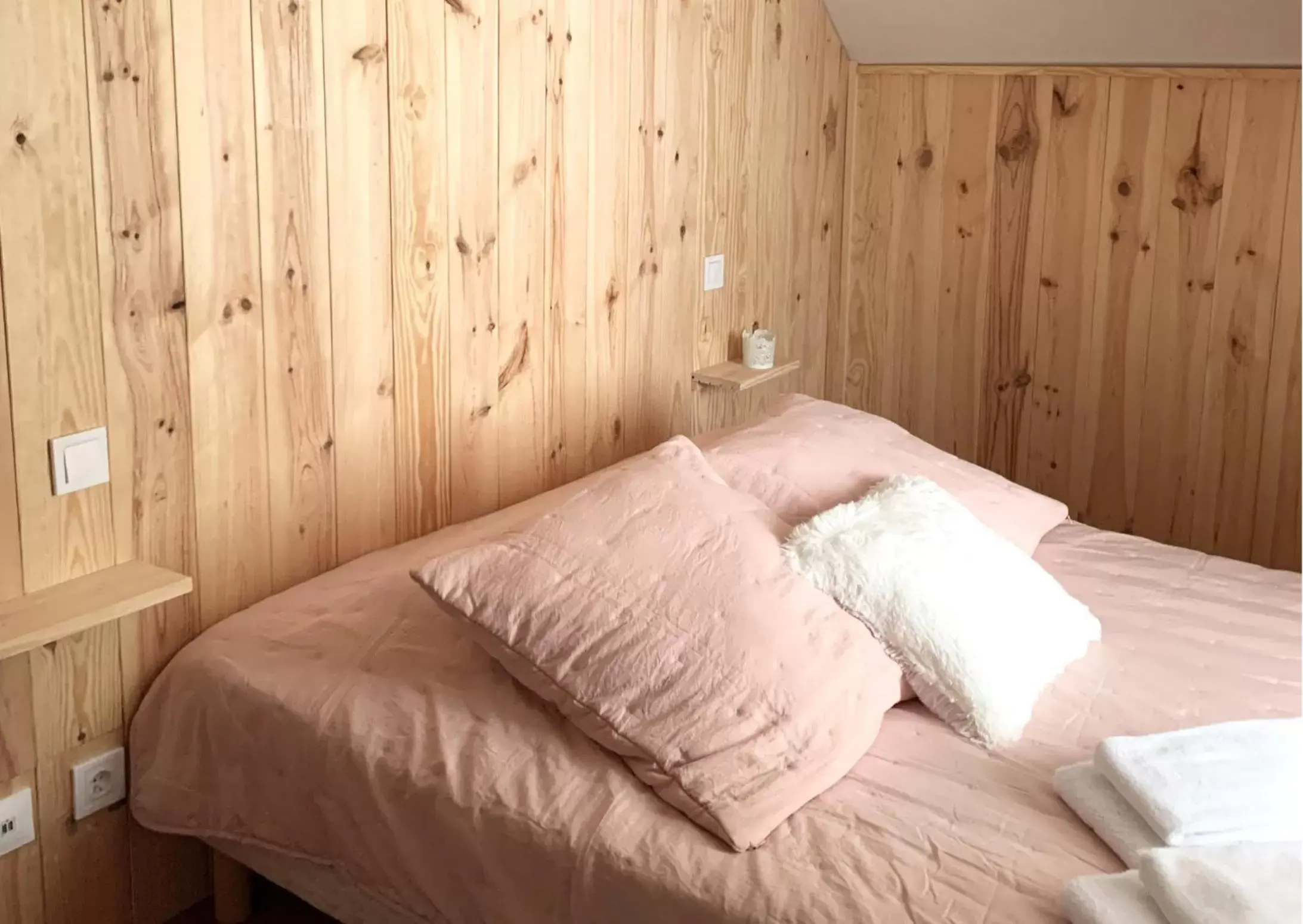 Bedroom, Bed in Hôtel Le Dauphin