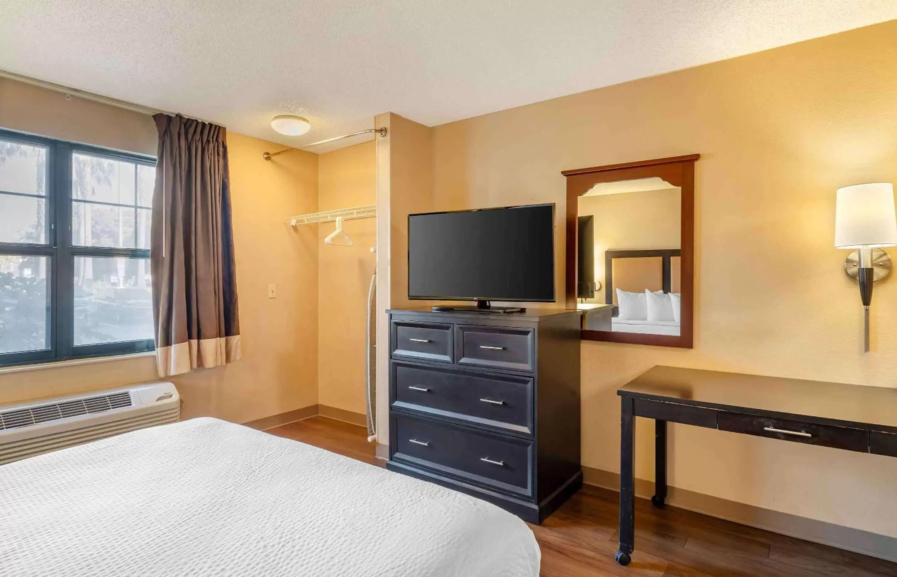 Bedroom, TV/Entertainment Center in Extended Stay America Suites - Oakland - Emeryville