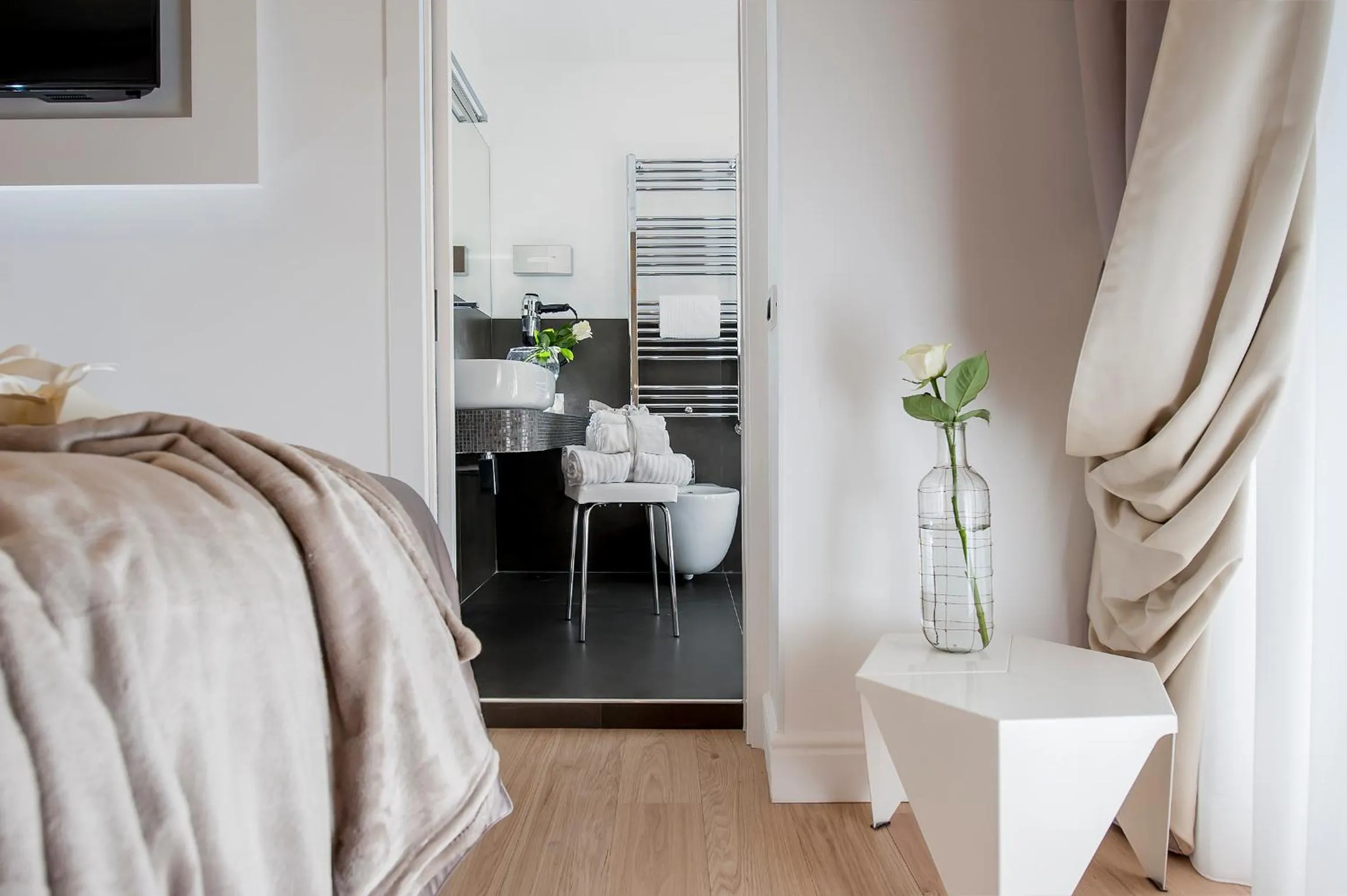 Photo of the whole room in Vatican Style