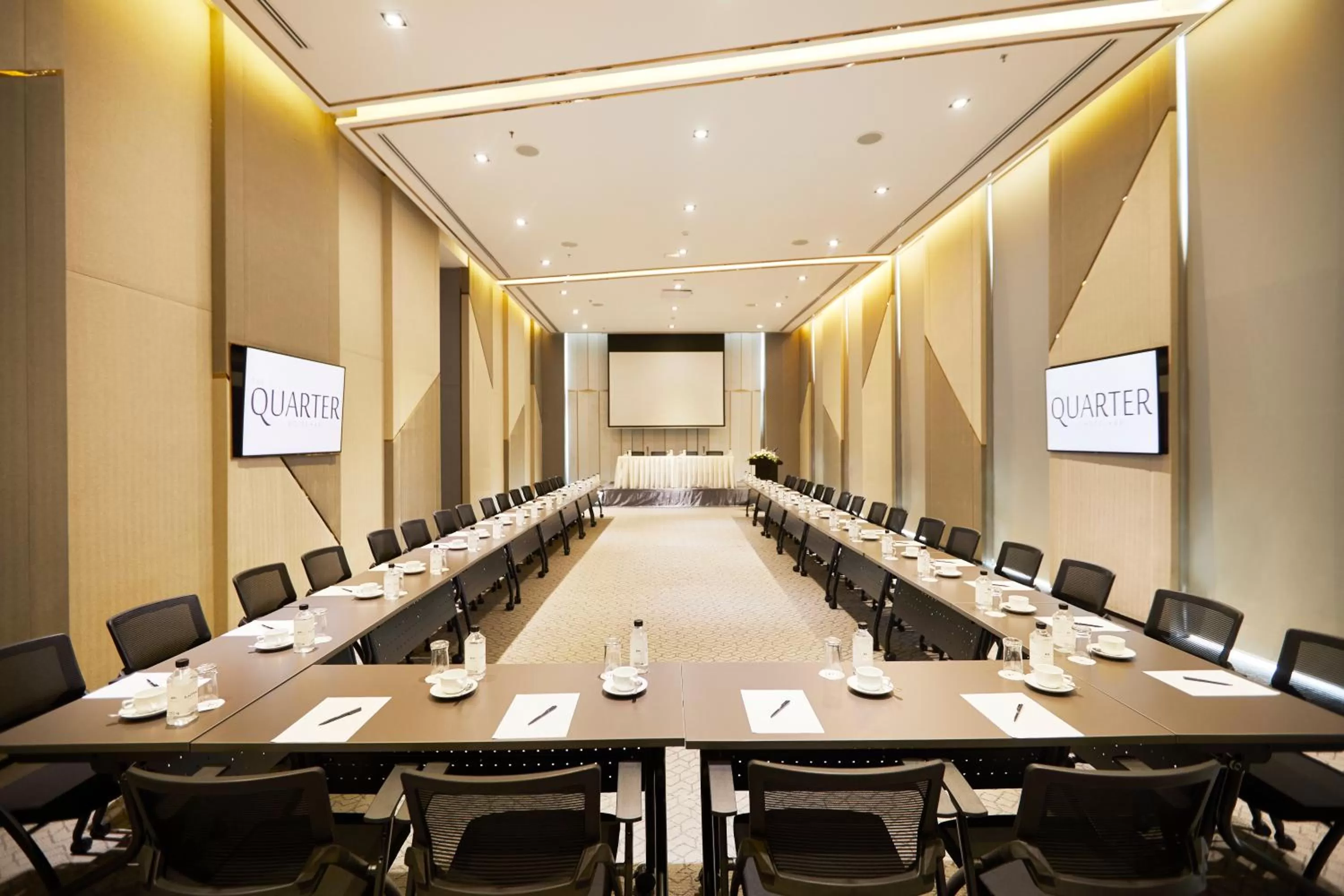 Business facilities in The Quarter Ari by UHG