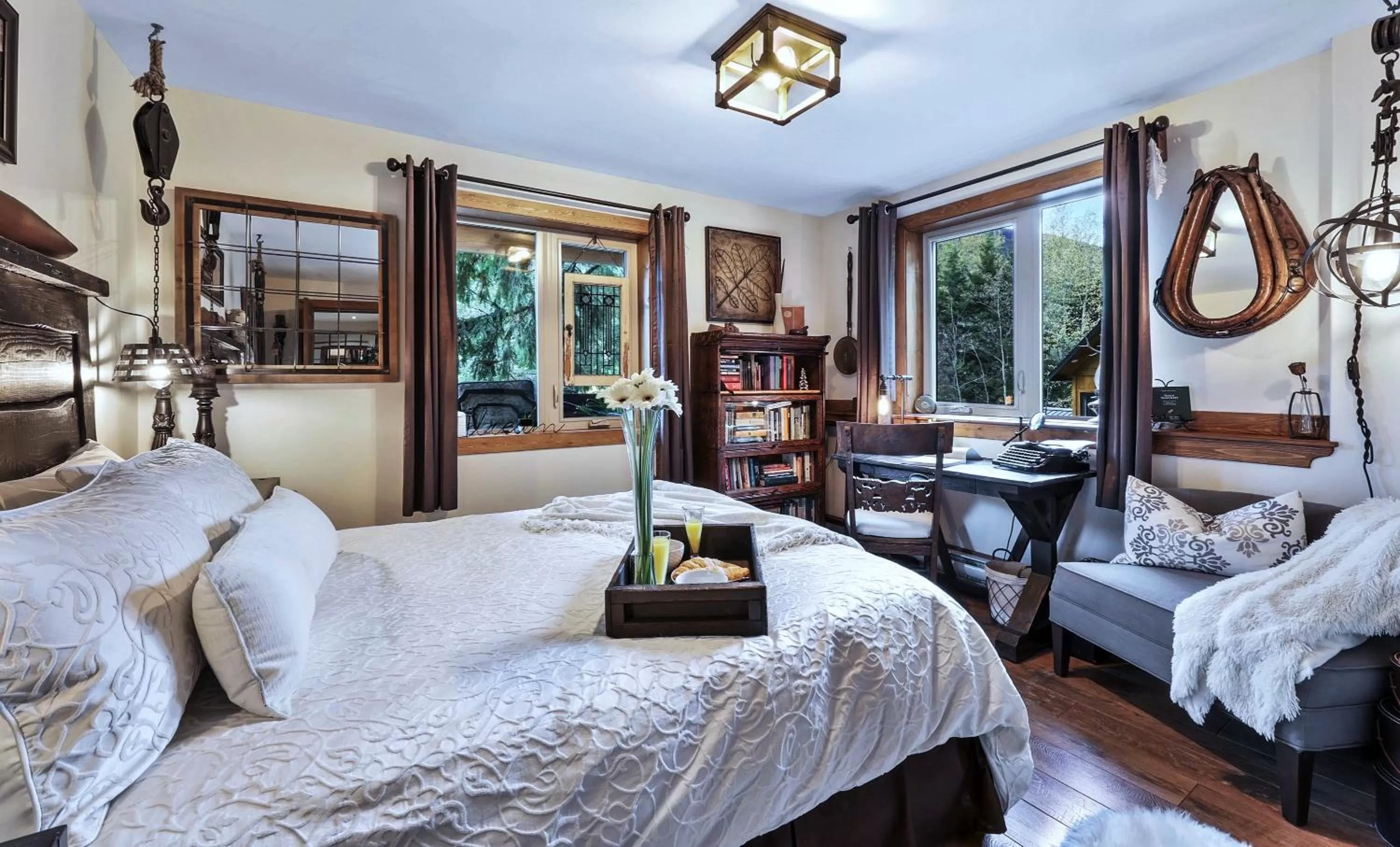 Library, Bed in A Suite Retreat - Beyond Bed & Breakfast
