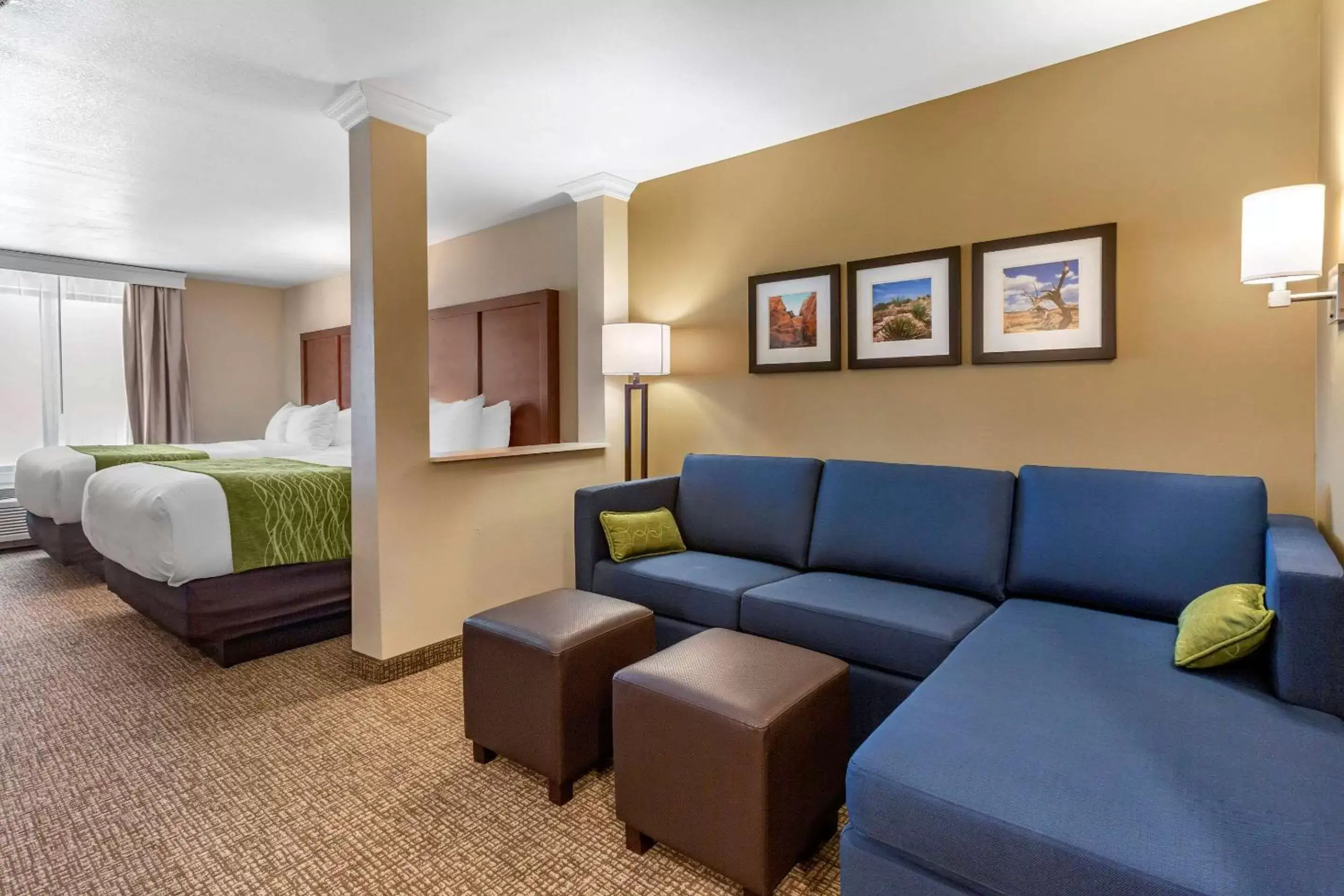 Photo of the whole room, Seating Area in Comfort Suites Albuquerque Airport