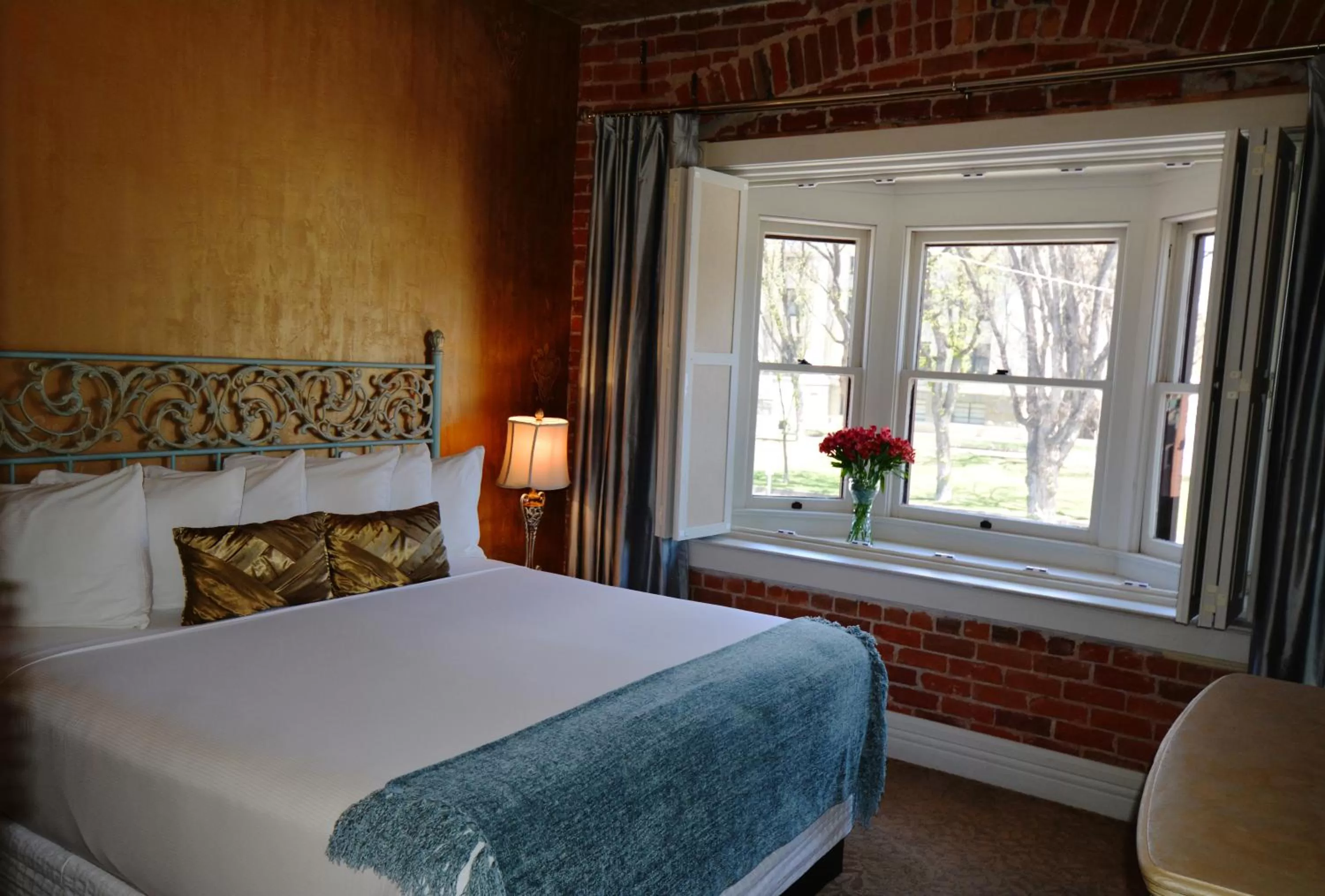 Deluxe King Room in Grand Highland Hotel