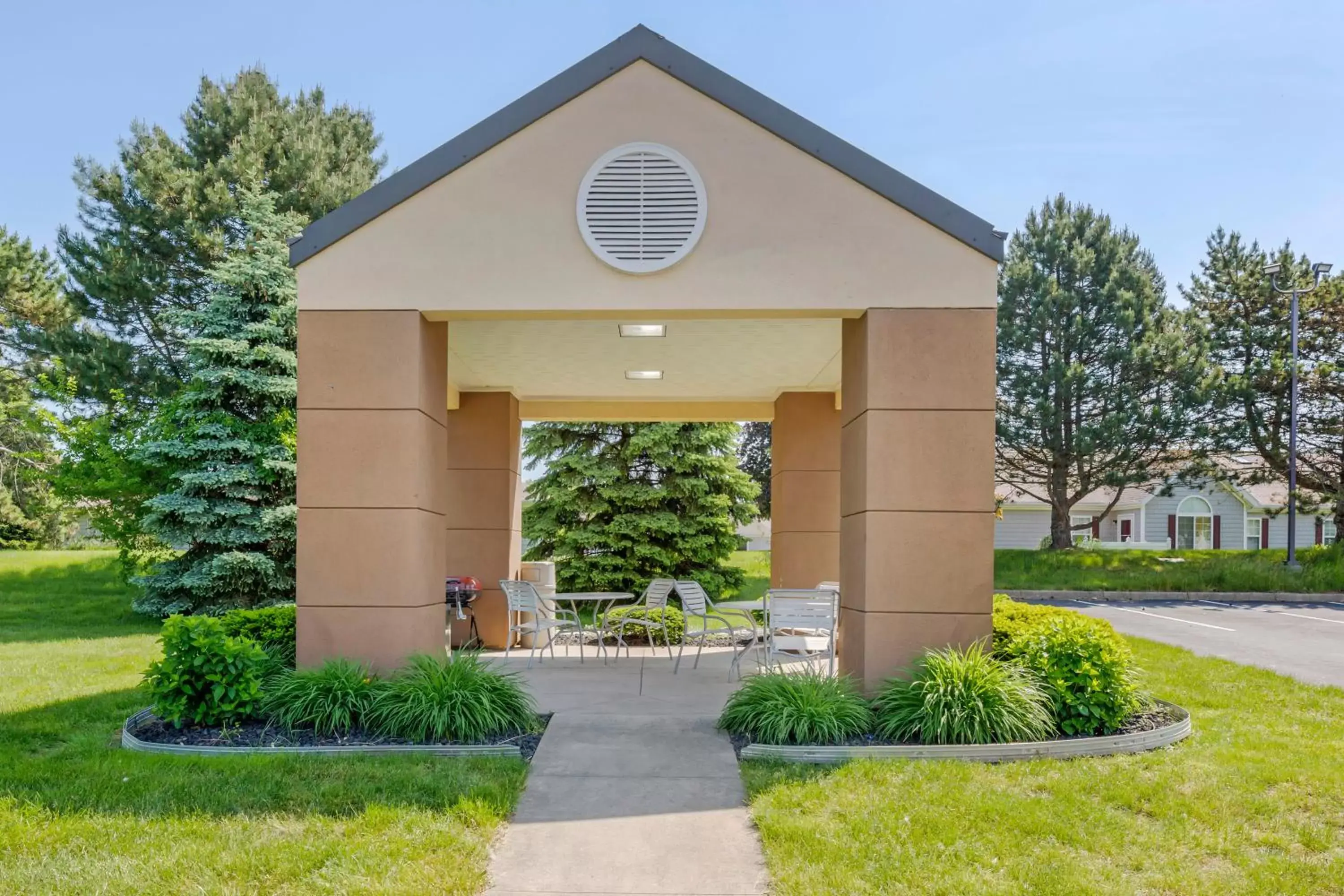 Patio, Property Building in Quality Inn & Suites Sandusky