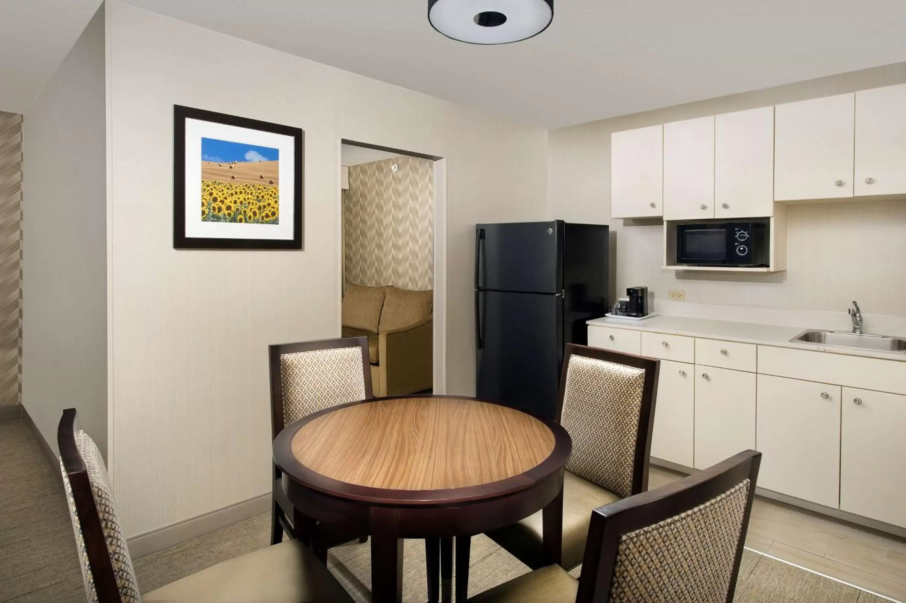 Kitchen or kitchenette, Dining Area in Hampton Inn Kansas City The Legends