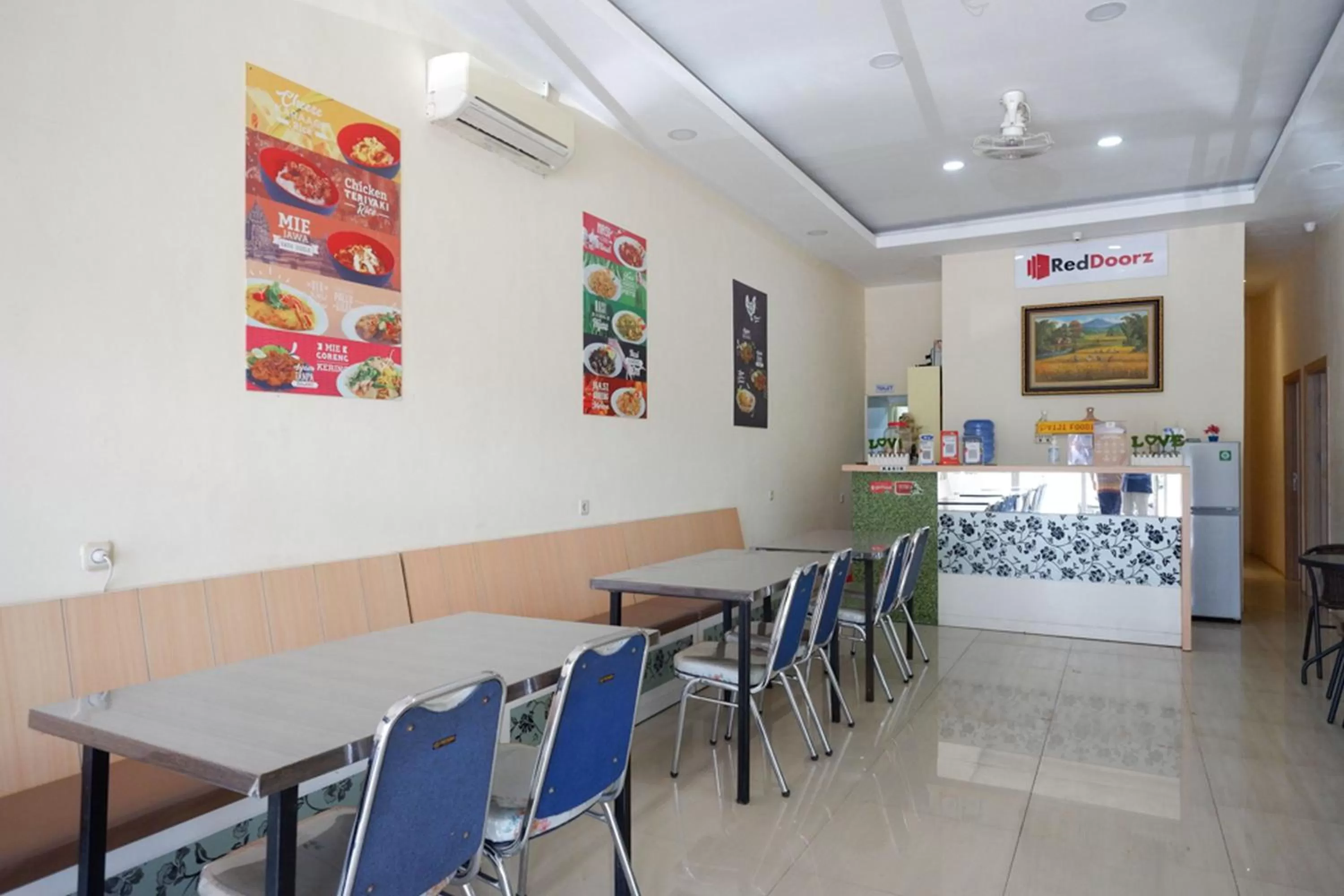 Restaurant/places to eat in RedDoorz Plus @ Losari Makassar