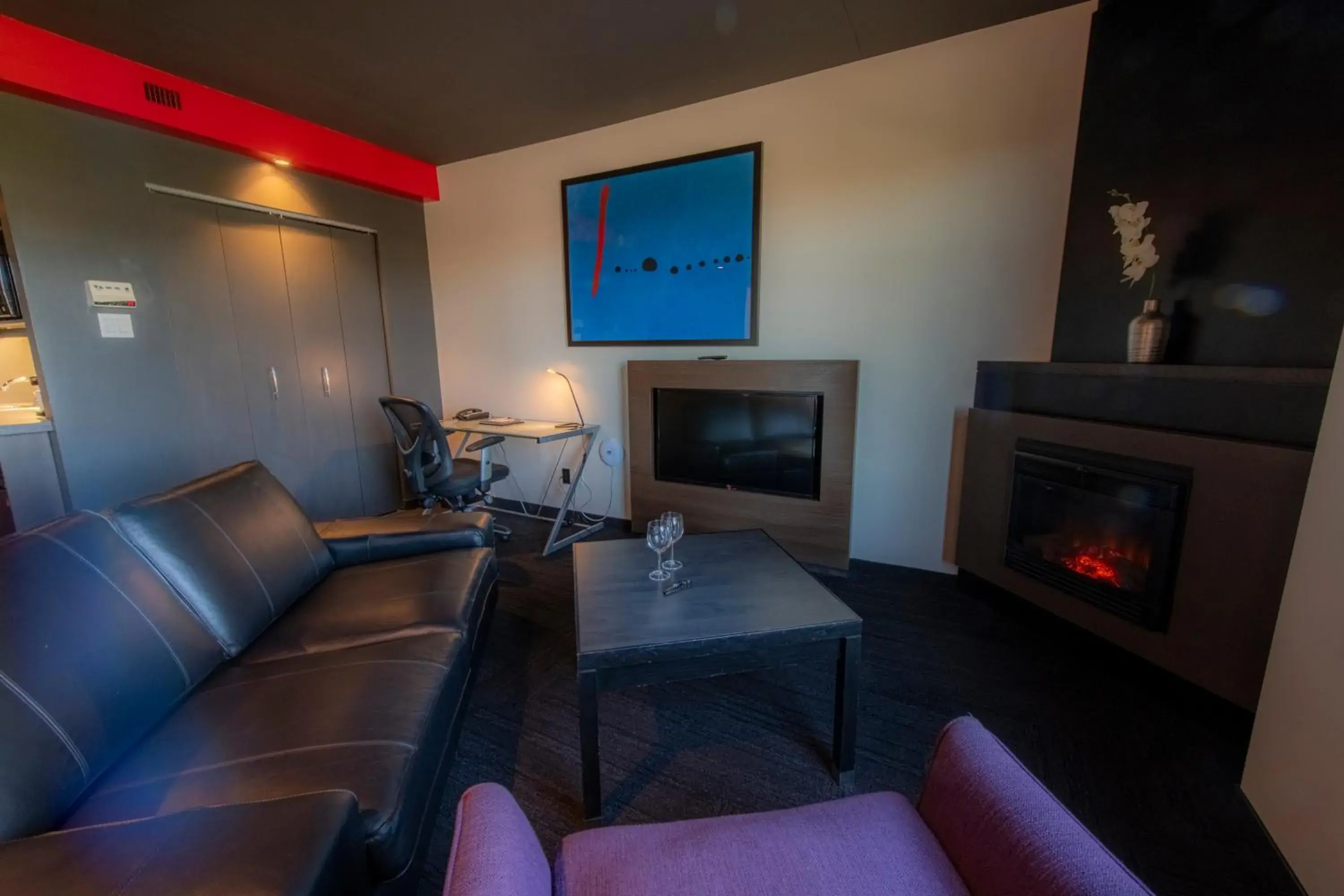 TV and multimedia, Seating Area in Grand Times Hotel - Aeroport de Quebec