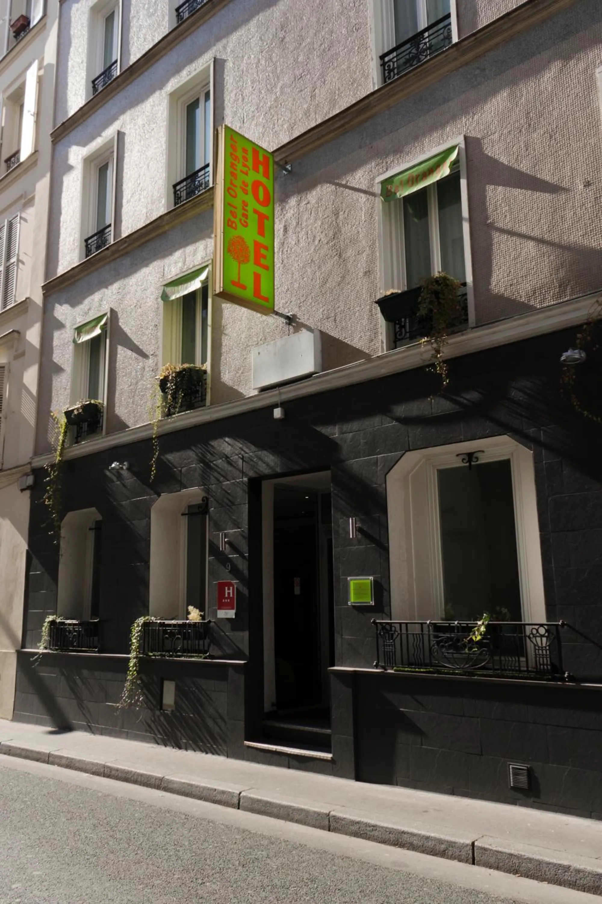 Facade/entrance in Hotel Bel Oranger Gare de Lyon