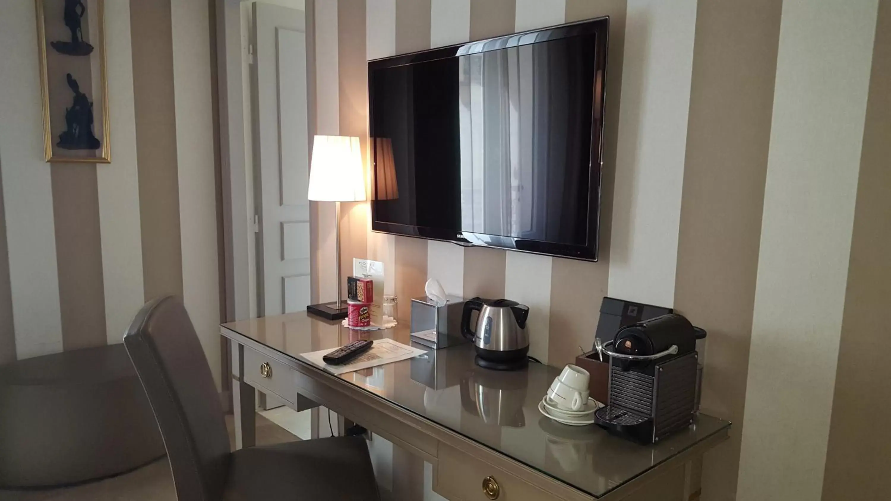 Bedroom, Dining Area in Hotel Saint Cyr Etoile