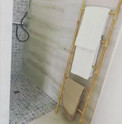 Shower, Bathroom in le pool house