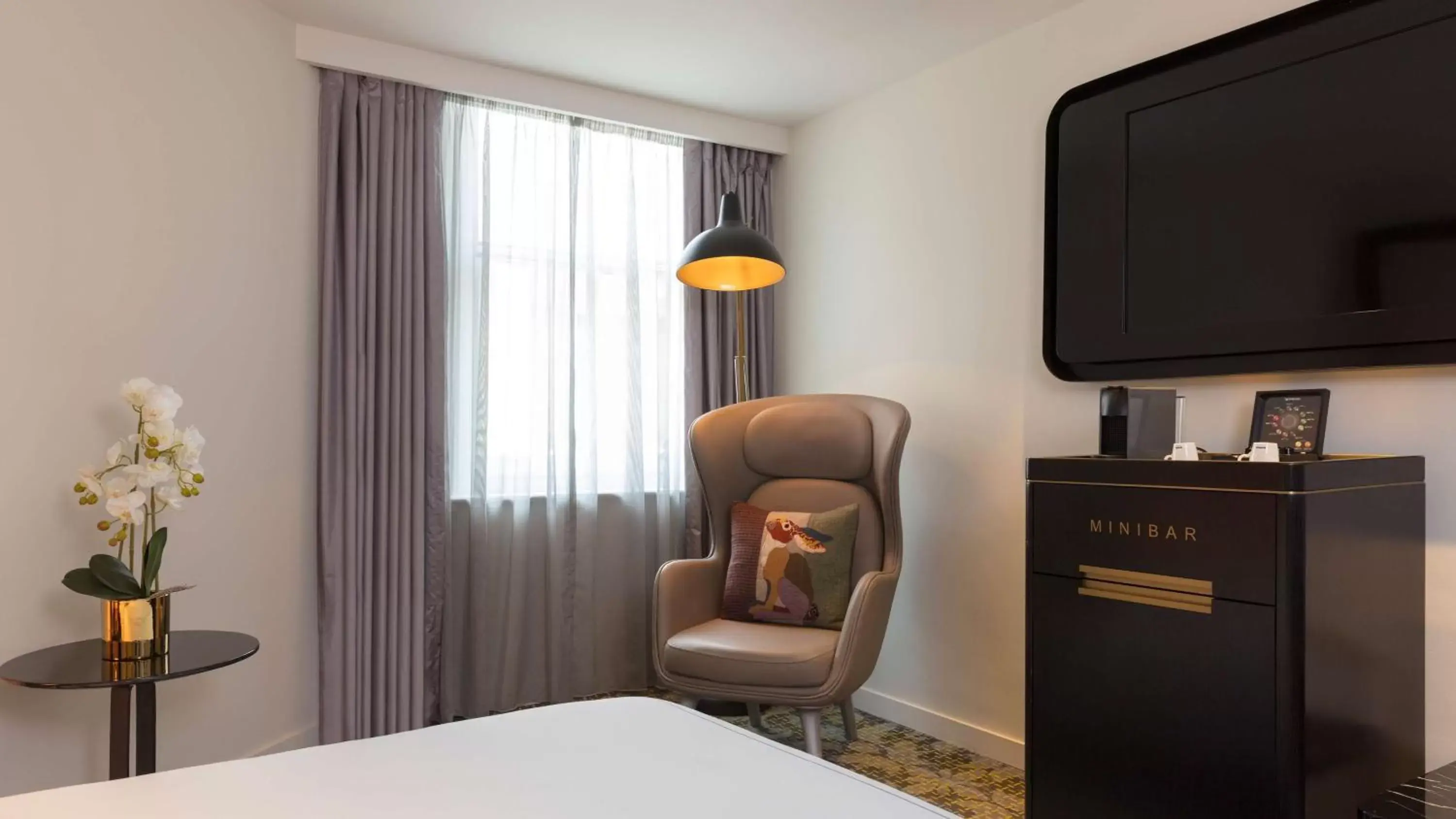 Bedroom, TV/Entertainment Center in Holmes Hotel London