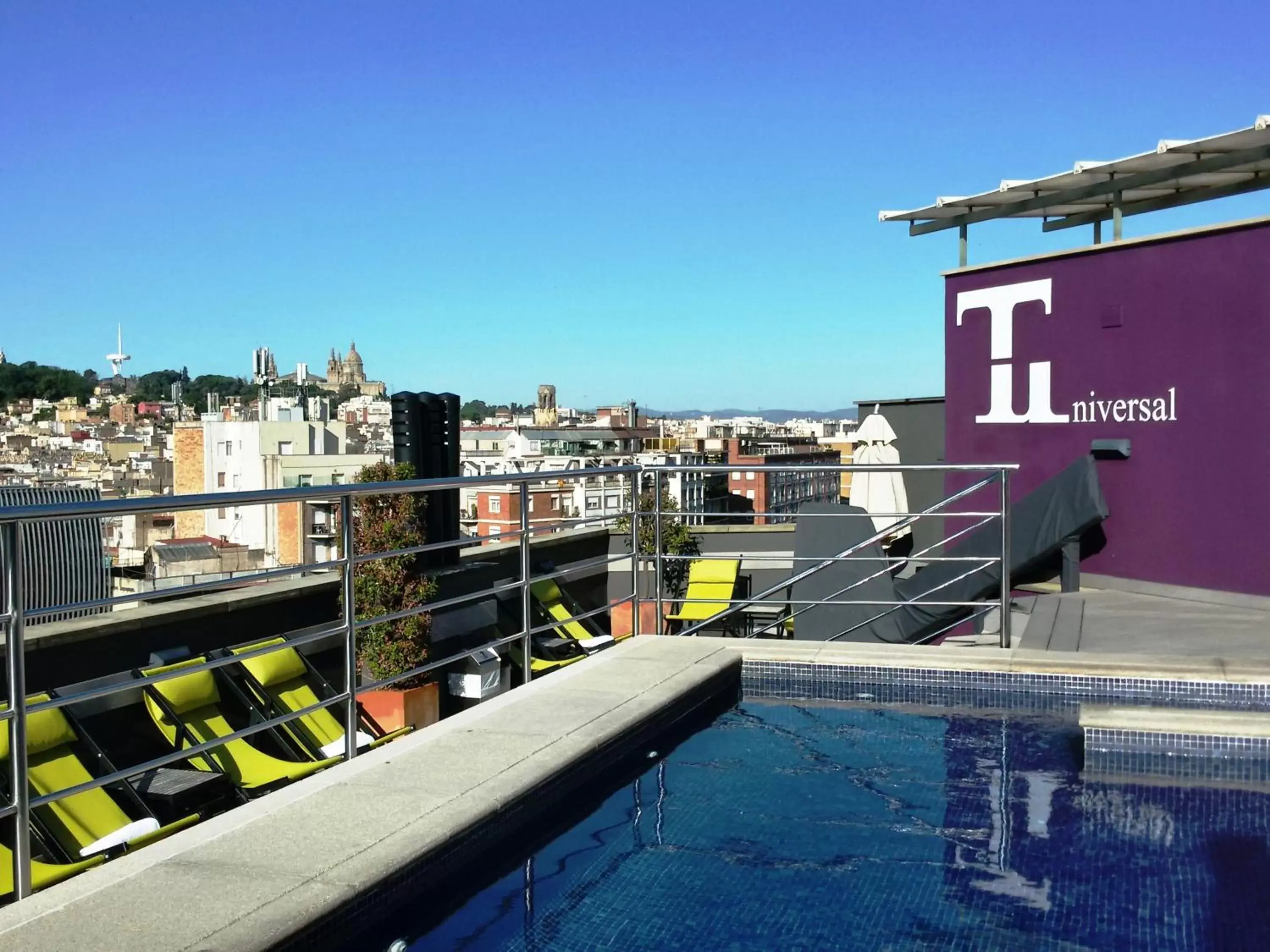 Swimming pool in Hotel Barcelona Universal