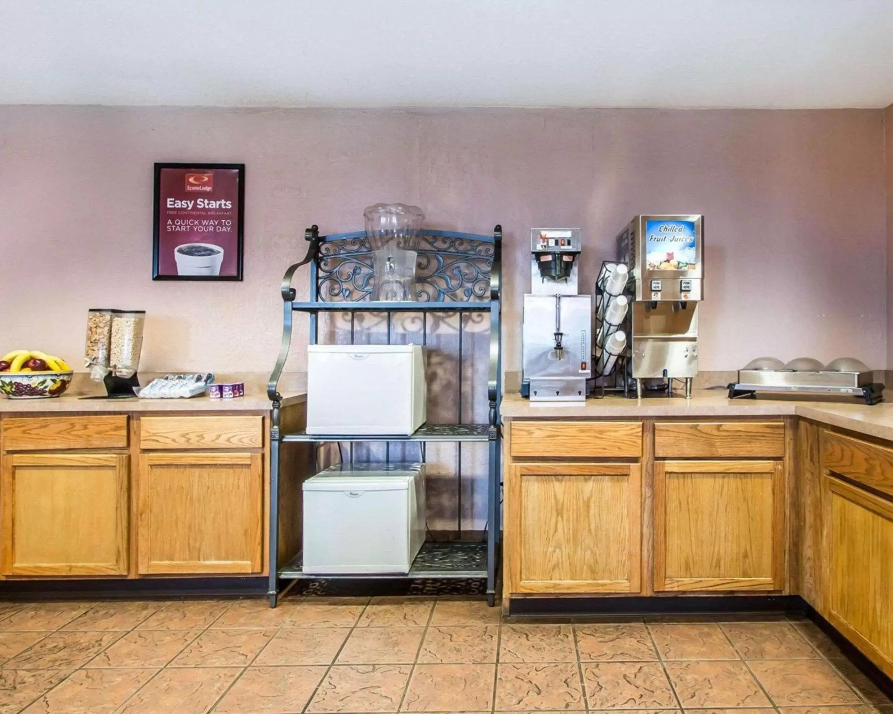 Restaurant/places to eat, Kitchen/Kitchenette in Econo Lodge Springfield I-44