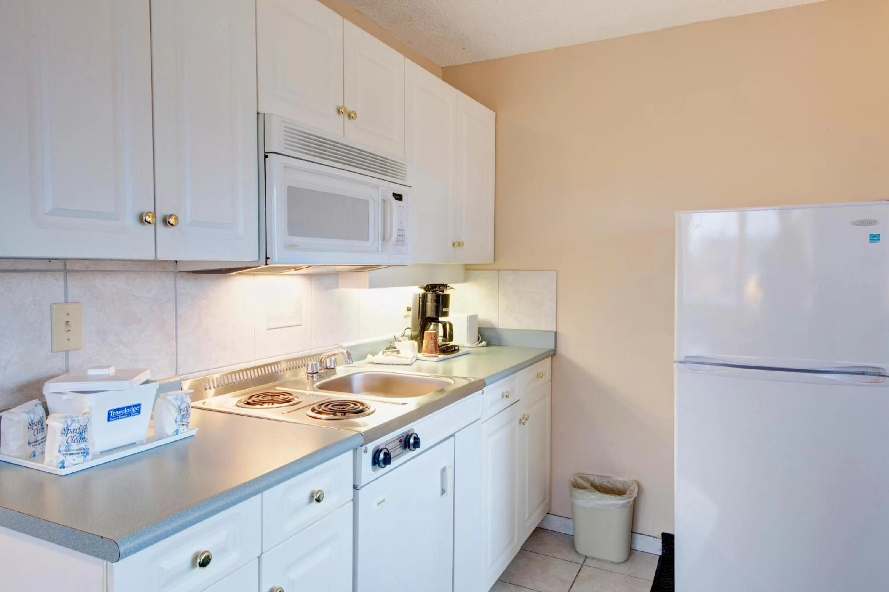 Kitchen or kitchenette in Travelodge by Wyndham Nanaimo