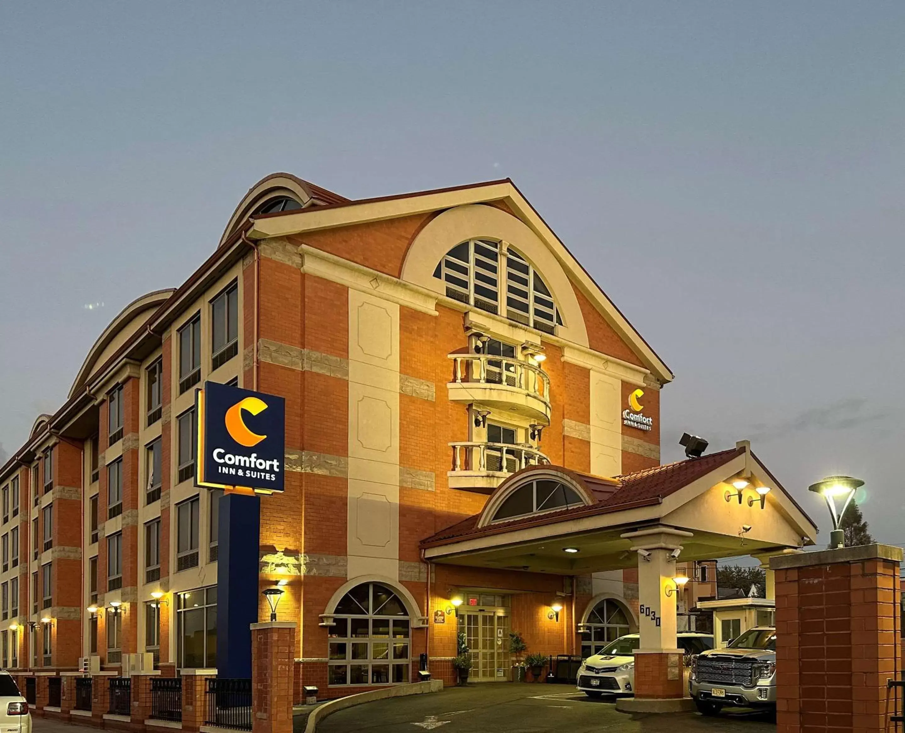 Property Building in Comfort Inn & Suites LaGuardia Airport