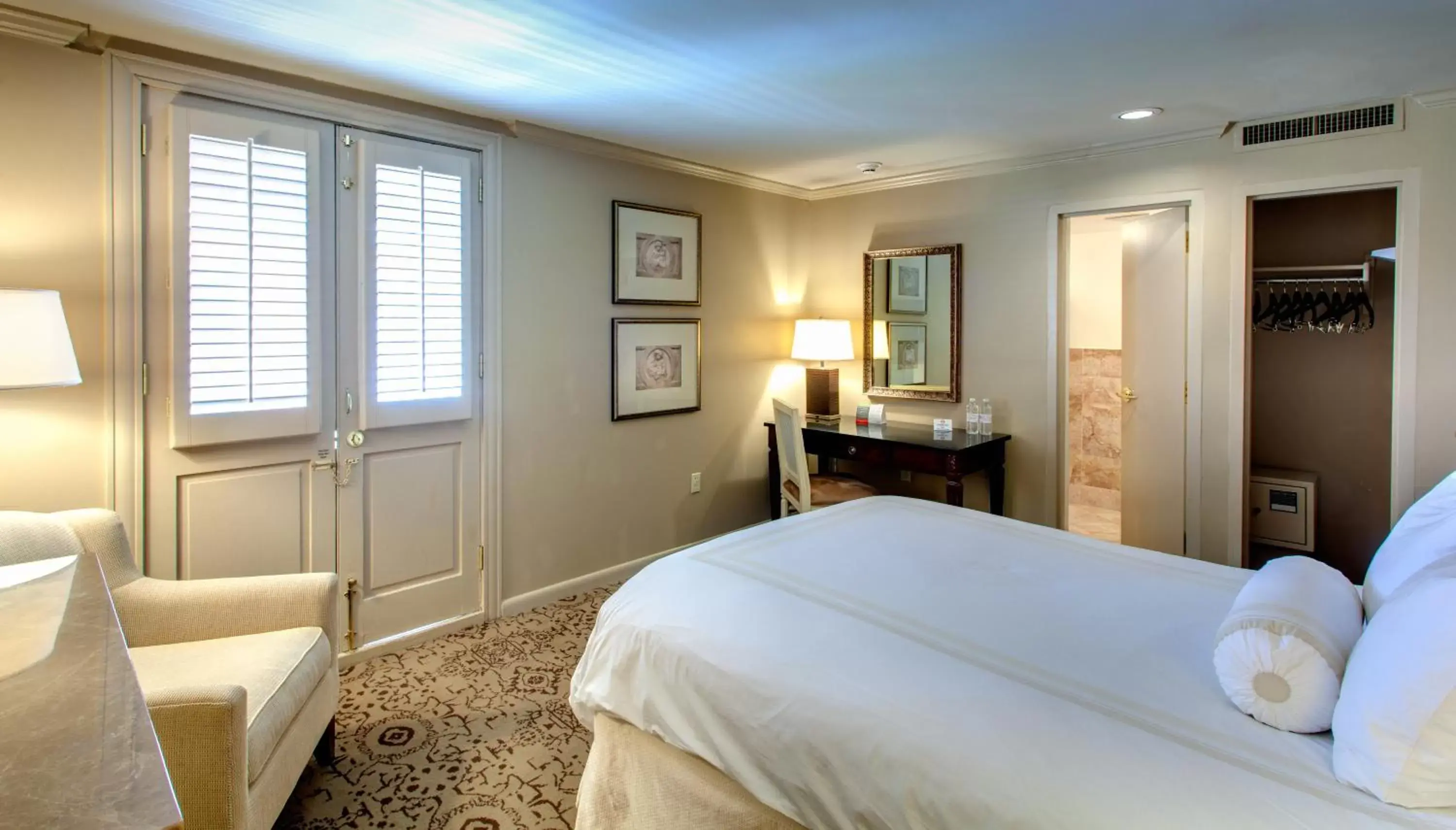 Photo of the whole room, Bed in Dauphine Orleans Hotel